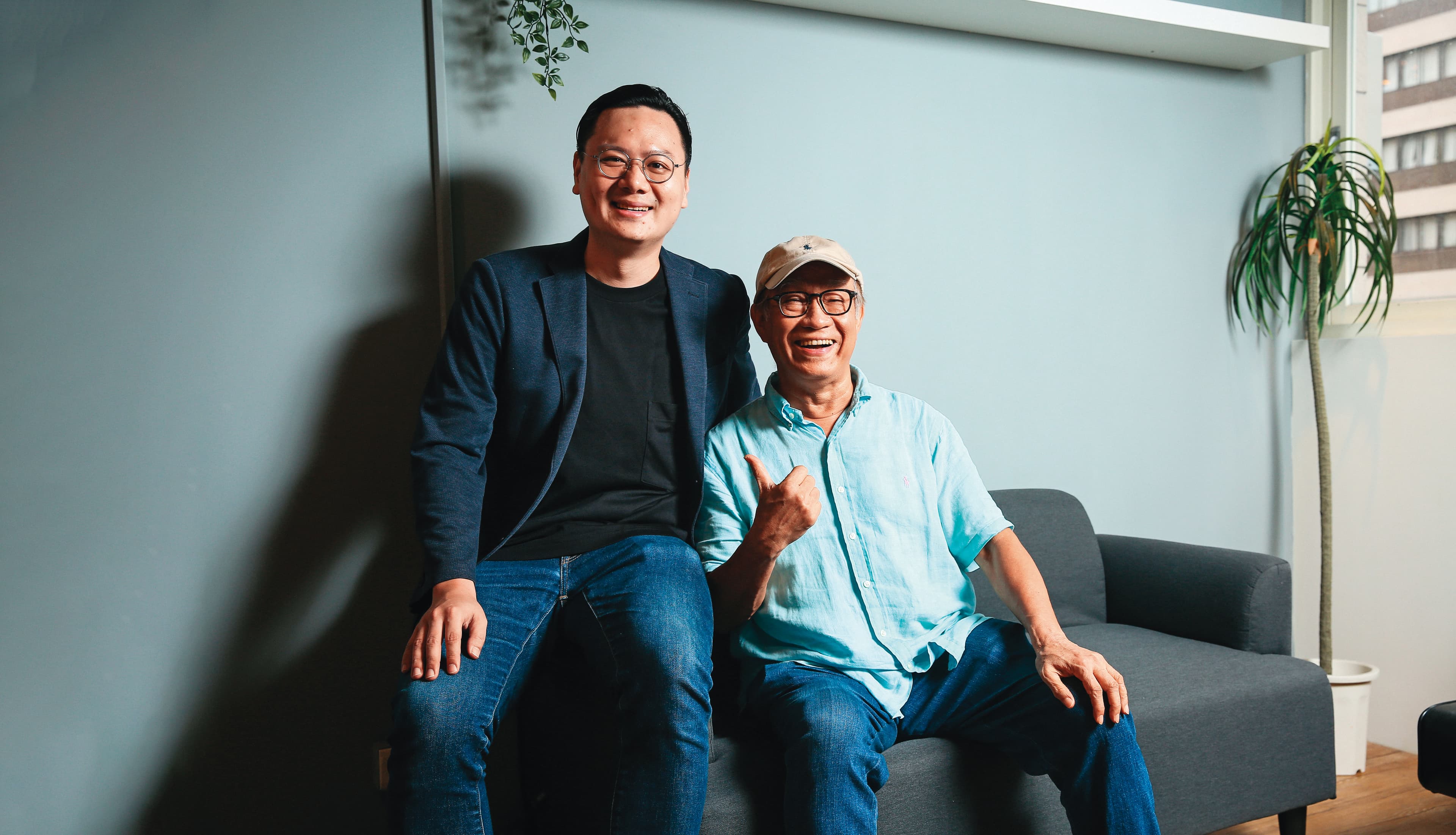 監製廖慶松(右)在新銳導演許承傑(左)編導的第一部電影《孤味》中,協助申請輔導金、後製剪接。