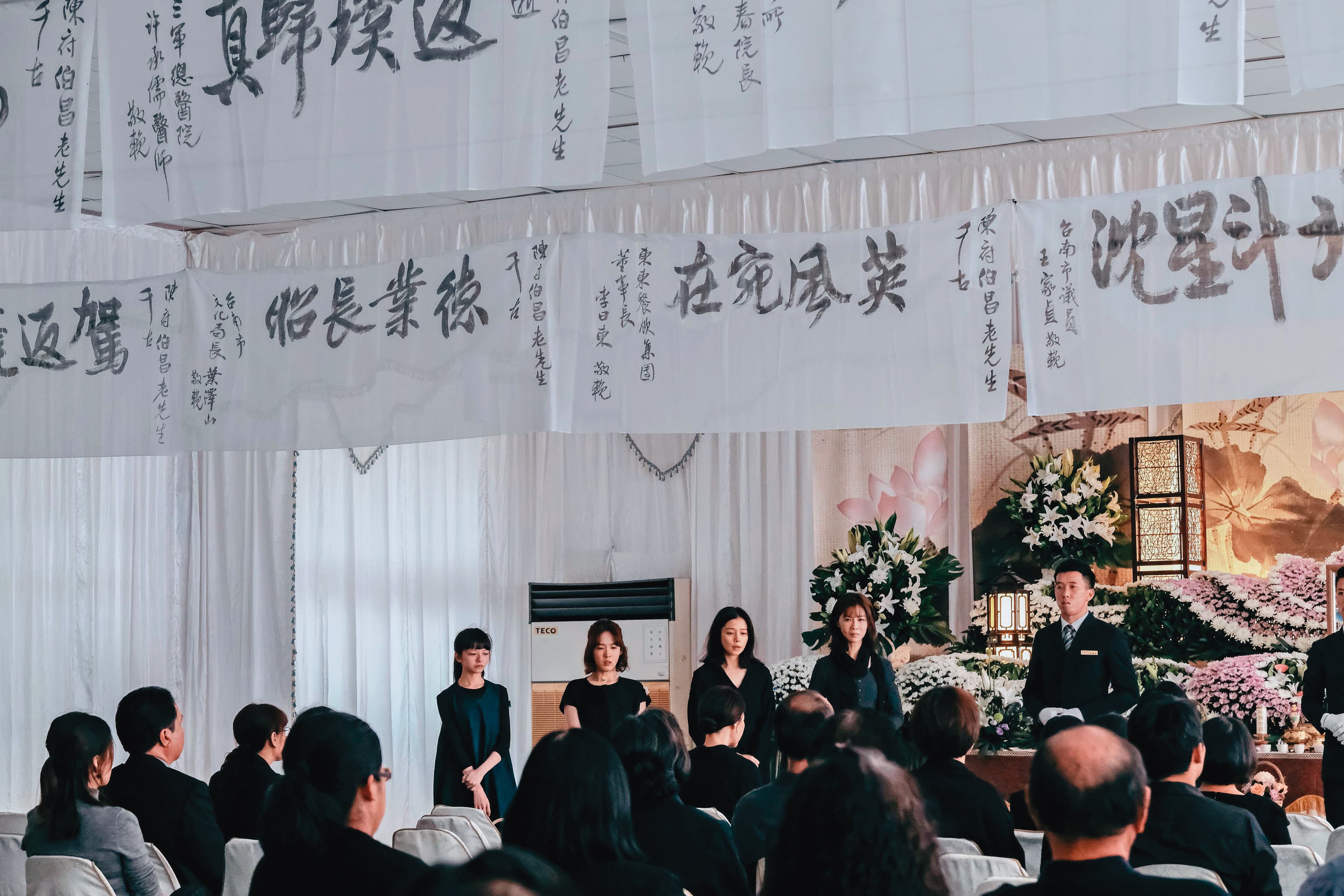 描繪親情溫暖與衝突的阿公喪禮是全片重頭戲。(威視提供)