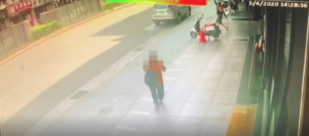 邱男因心情不佳撕毀現鈔,還拋灑在大馬路上。(松山分局提供)