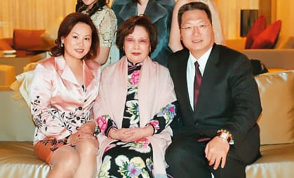 王令麟(右)在事業重新起飛之際面臨妻子蔡咪咪(左)訴離,他表示尊重蔡女士。圖中為王令麟母親陳佩芳。(翻攝王令麟部落格)