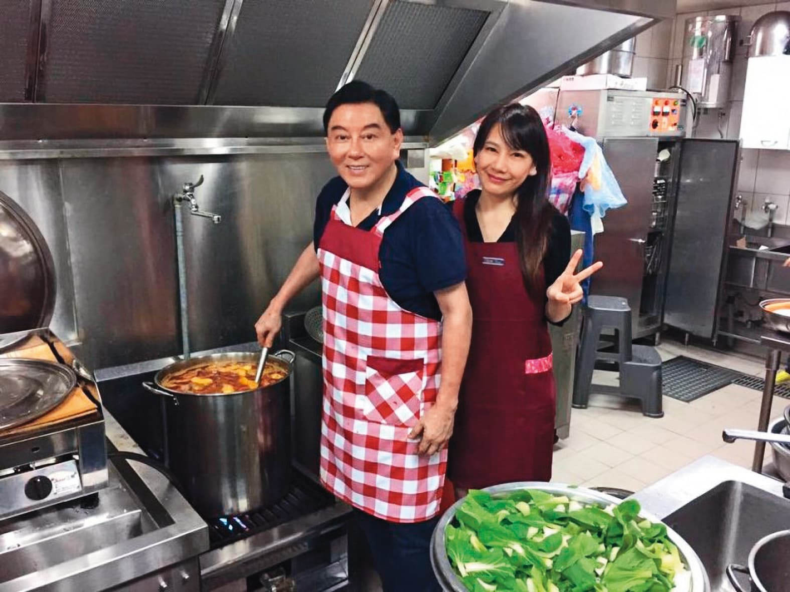 離開補教人生後,高國華(左)和陳子璇(右)合力賣冷凍牛肉麵。(翻攝自陳子璇臉書)