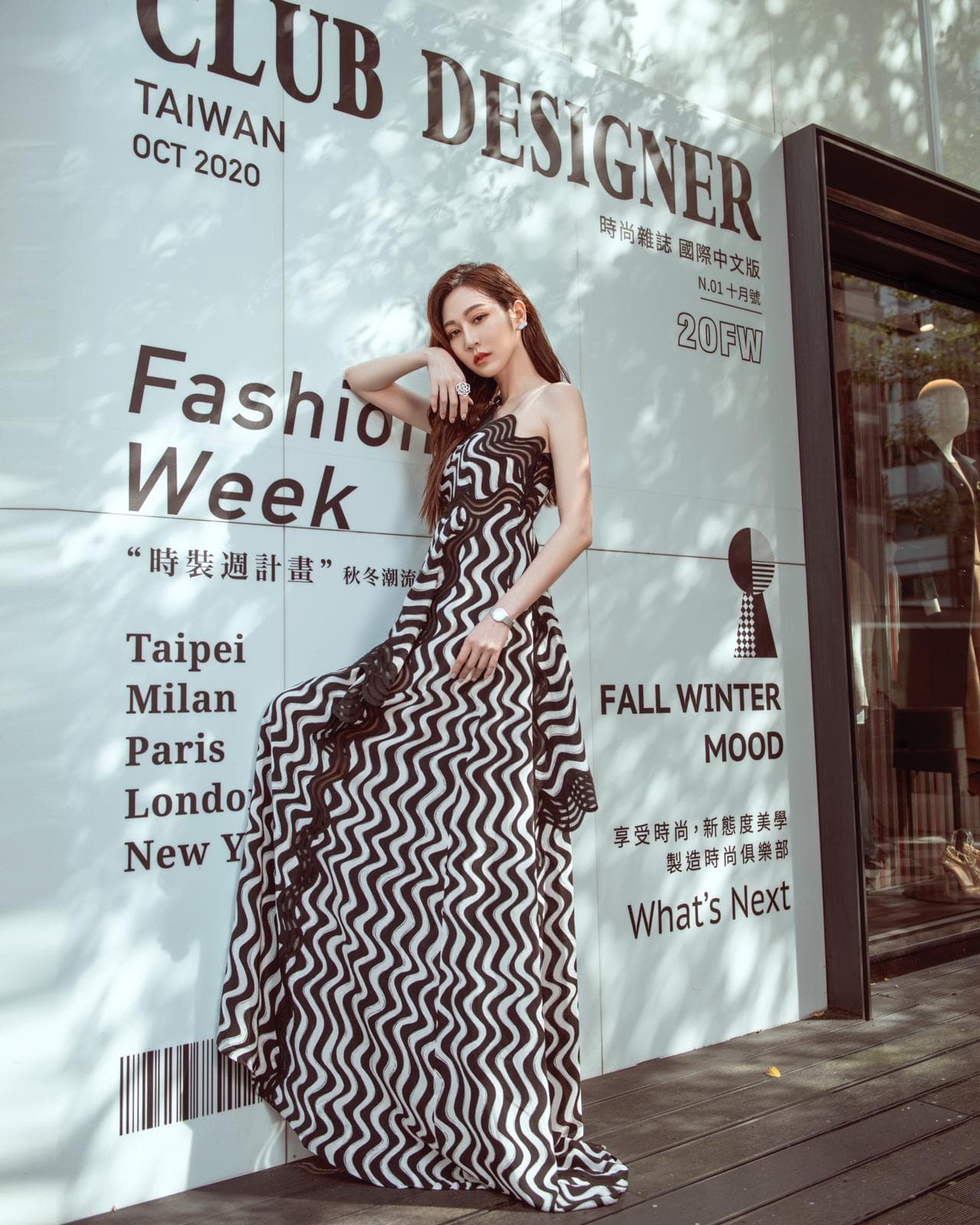 曾莞婷穿著STELLA McCARTNEY黑白線條斜肩透視禮服,搭配PIAGET珠寶亮相。(CLUB DESIGNER提供)