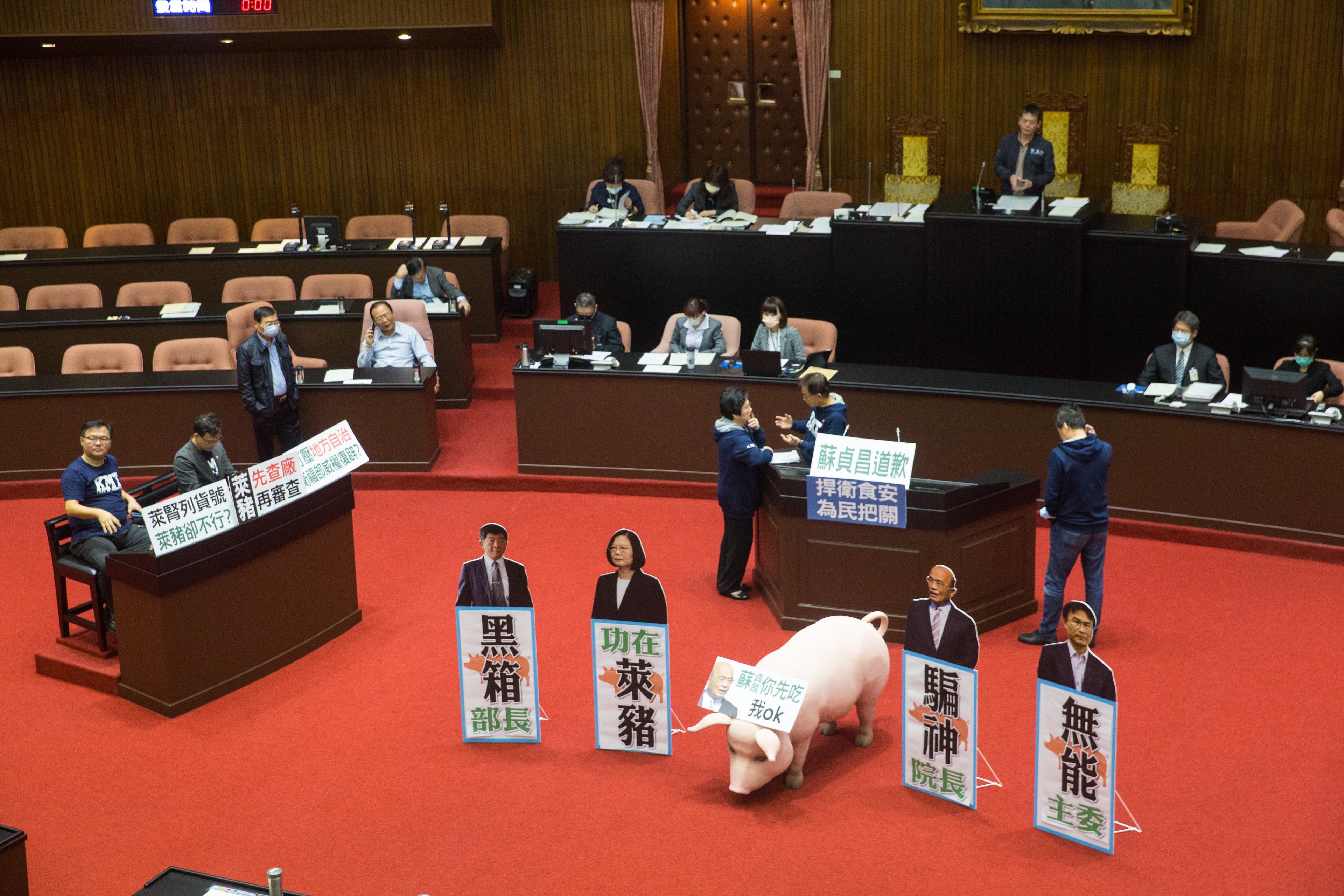 國民黨數度將粉紅豬隻裝置藝術擺在議場內,並杯葛行政院長上台報告與備詢。(本刊資料照)