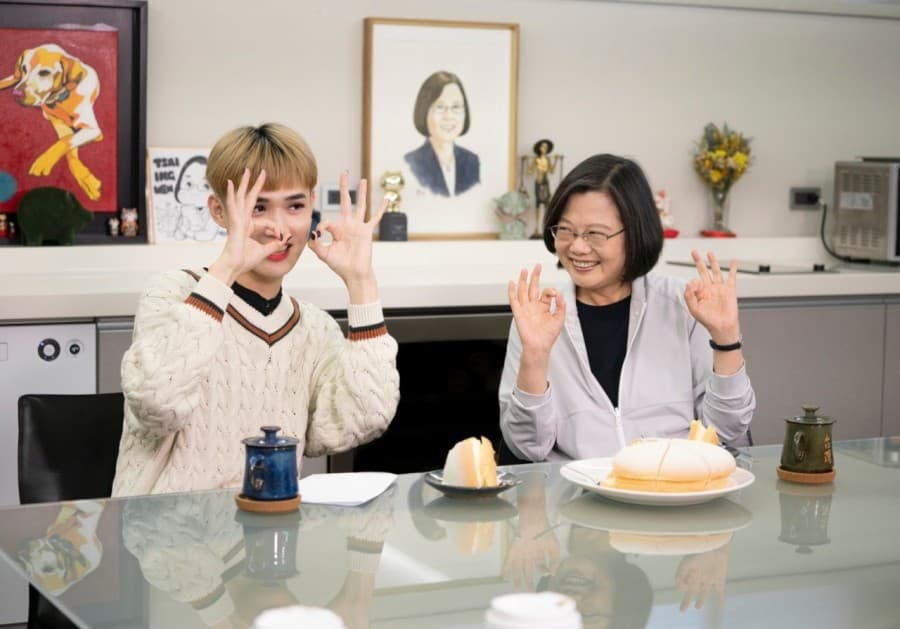 鍾明軒(左)與蔡英文總統(右)跨世代對談,鍾明軒斗膽問:「妳上次哭是什麼時候?」小英回:「我很少哭。」(翻攝自蔡英文臉書)