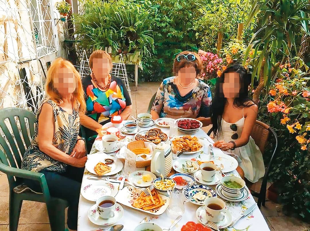 H小姐(右)2年前赴法國求學,與男友的母親、阿姨互動密切。(讀者提供)