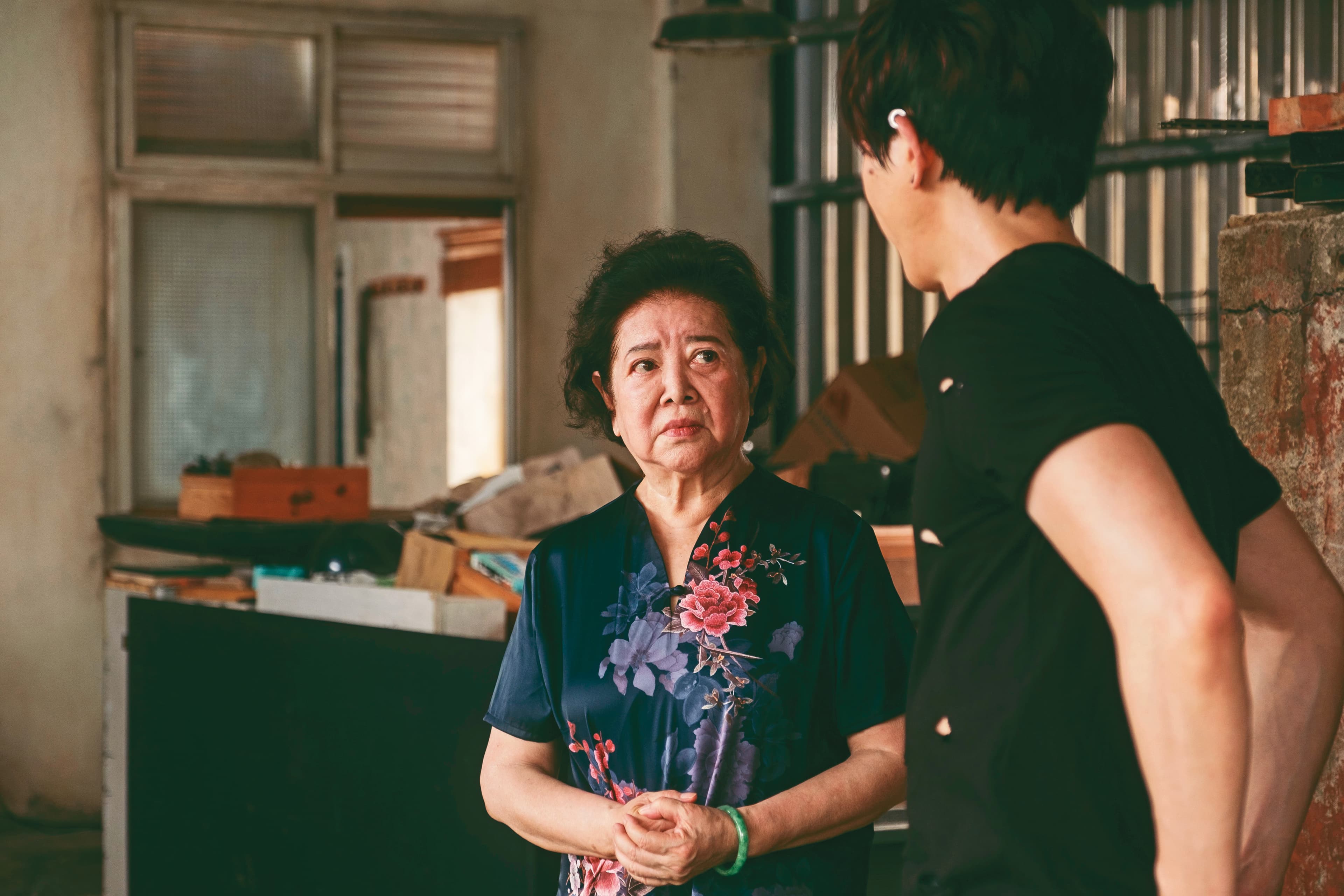 《親愛的房客》裡陳淑芳(左)是久病纏身、厭世的房東太太,隨便一個眼神就完全扭轉氣場。右為莫子儀。(牽猴子行銷提供)