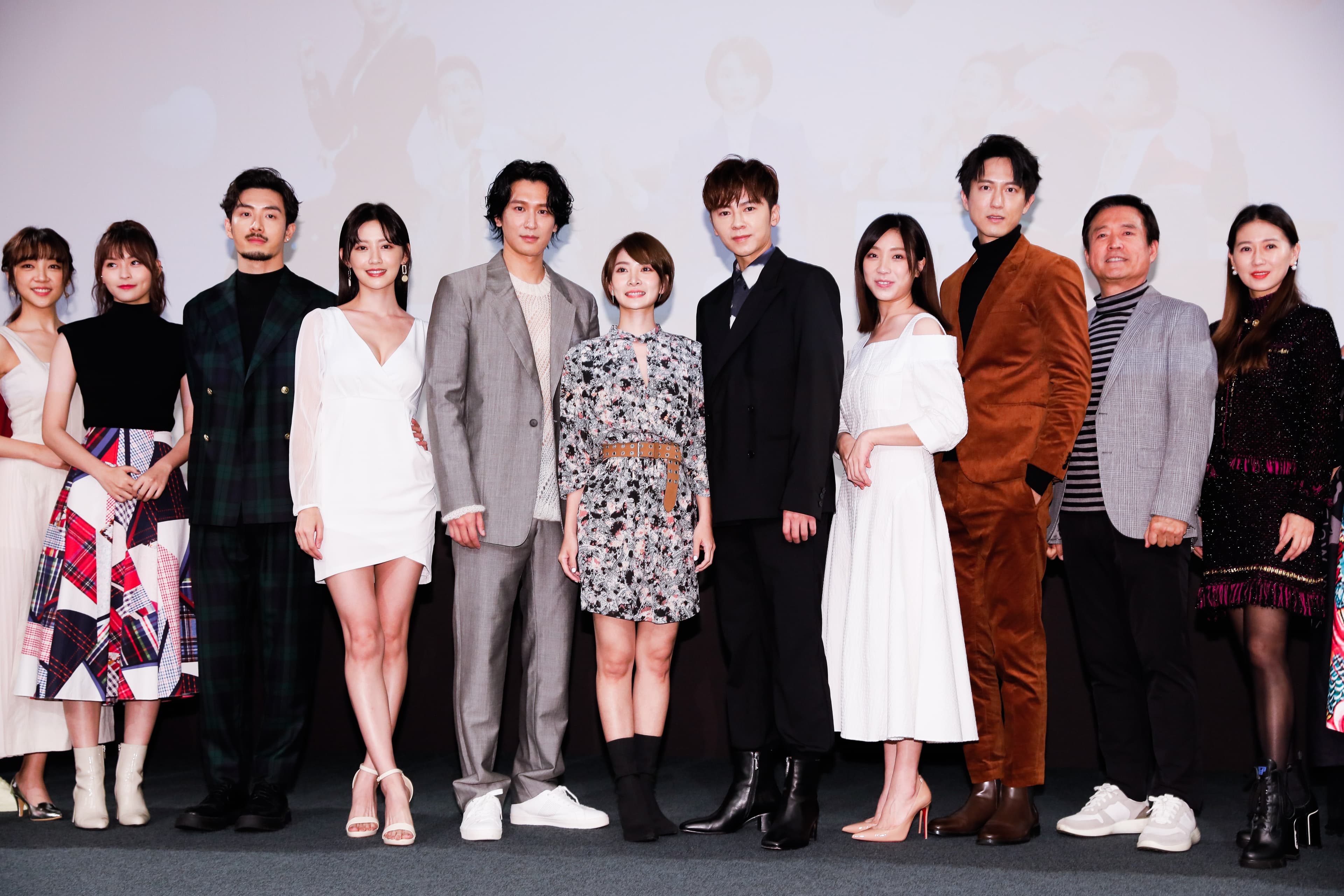 李國毅(右5)、李亦捷(左6)率領《廢財闖天關》眾演員群盛裝出席試映會。