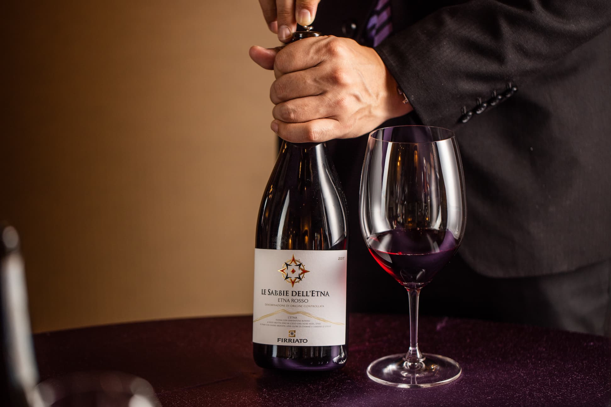 「Le Sabbie dell'Etna Rosso DOC 2017」來自火山地區,有著如黑皮諾般的草莓果味及礦物鹹味。(1,880元/瓶)