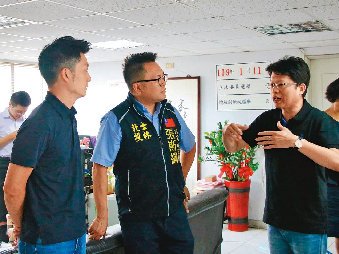 蔣萬安(左)雖遲未對參選表態,但9月已跨出自己的選區,在北投成立法律諮詢服務處。圖為9月2日服務處成立當天。(翻攝張斯綱臉書)