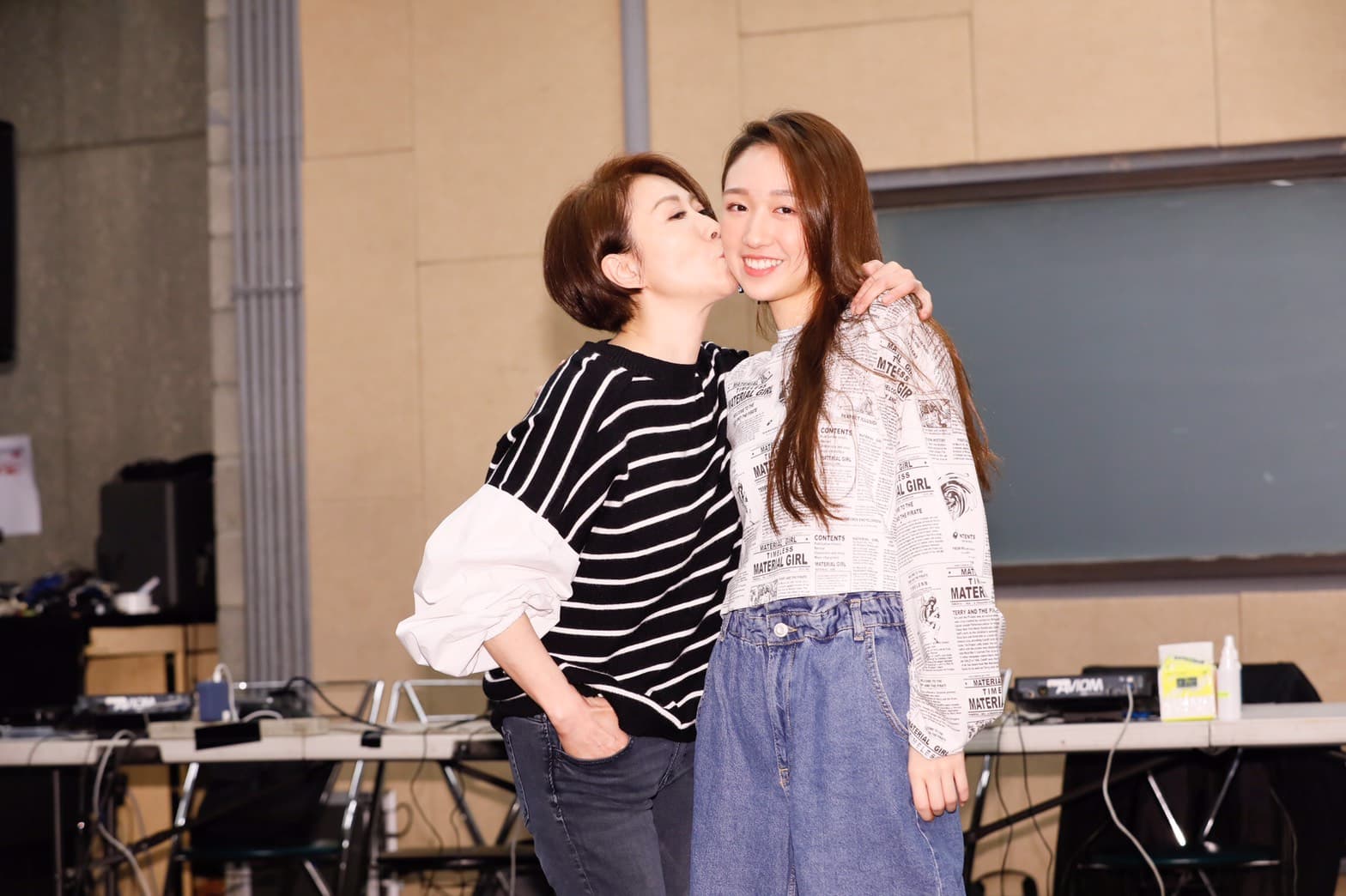 女兒王敏淳(右)幫媽媽補身子,李翊君(左)相當感動。