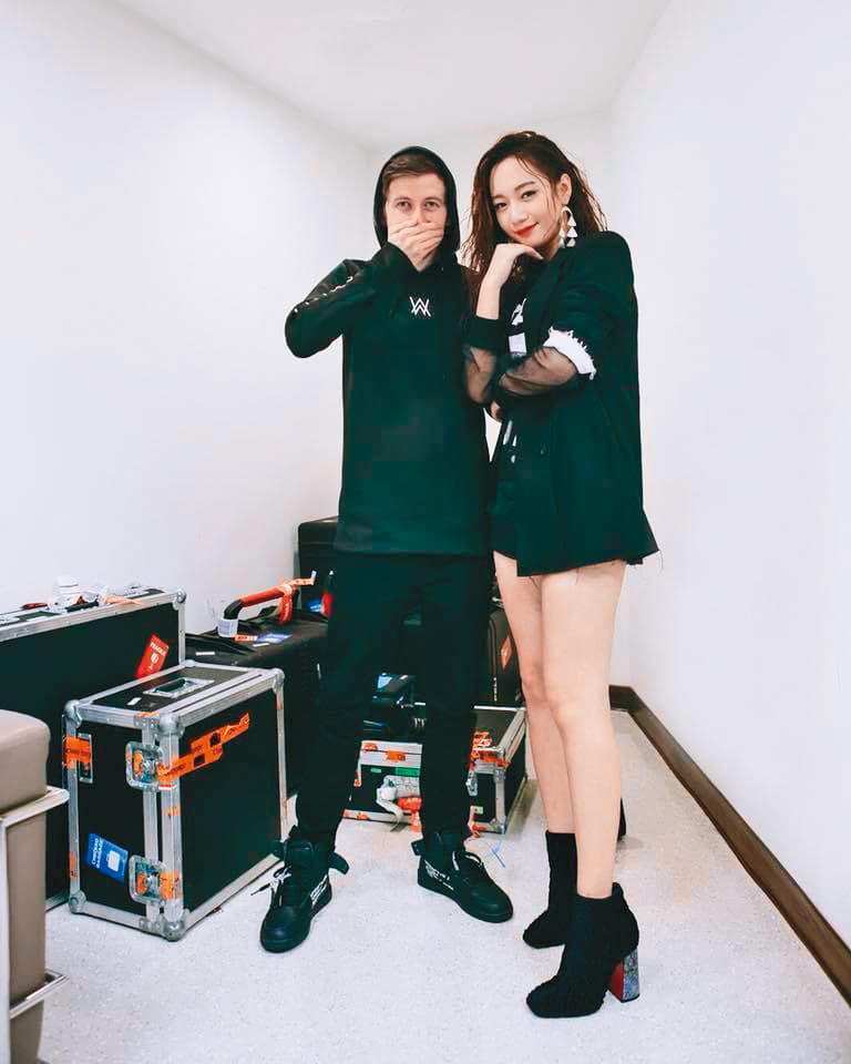 去年1月,吳卓源在KKBOX風雲榜舞台上,與知名電音DJ Alan Walker(左)同台,那段影片在YouTube有破1億2,000萬次的點閱。(翻攝自吳卓源臉書)