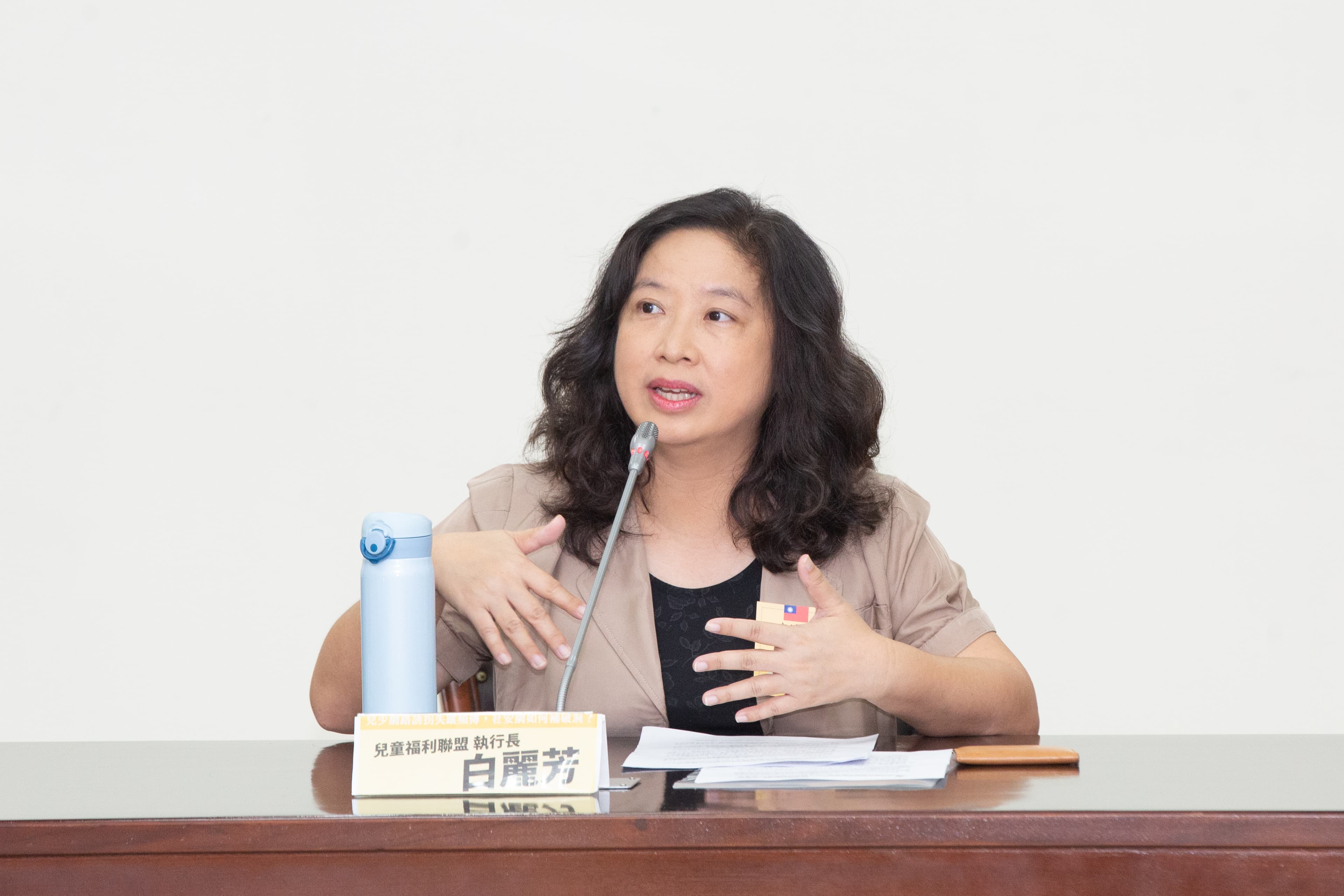 兒盟執行長白麗芳指出,收養應以兒童最高利益為評估原則。