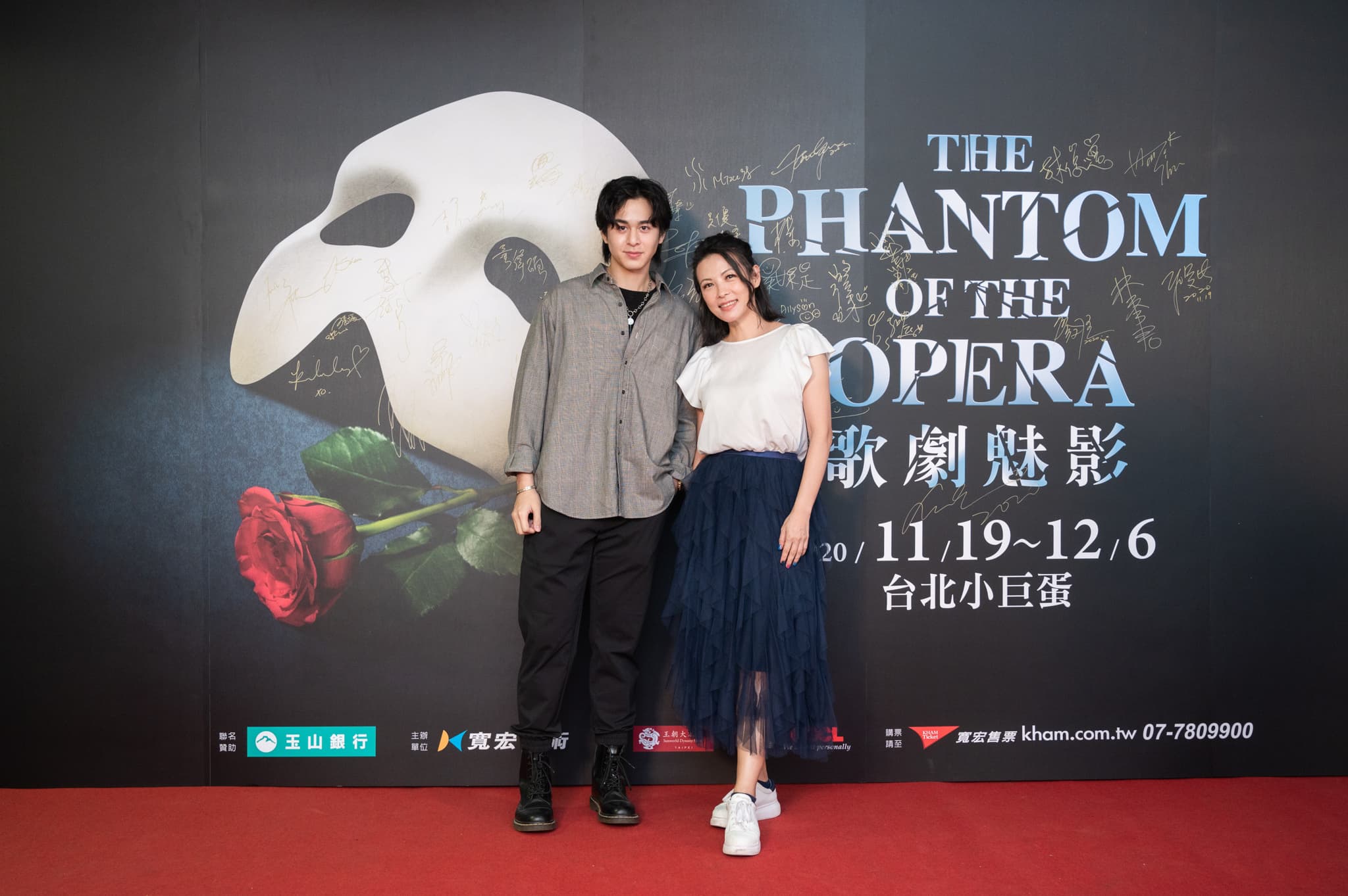 陳孝萱(右)非常期待在小巨蛋看到國際級的《歌劇魅影》演出。(寬宏藝術提供)