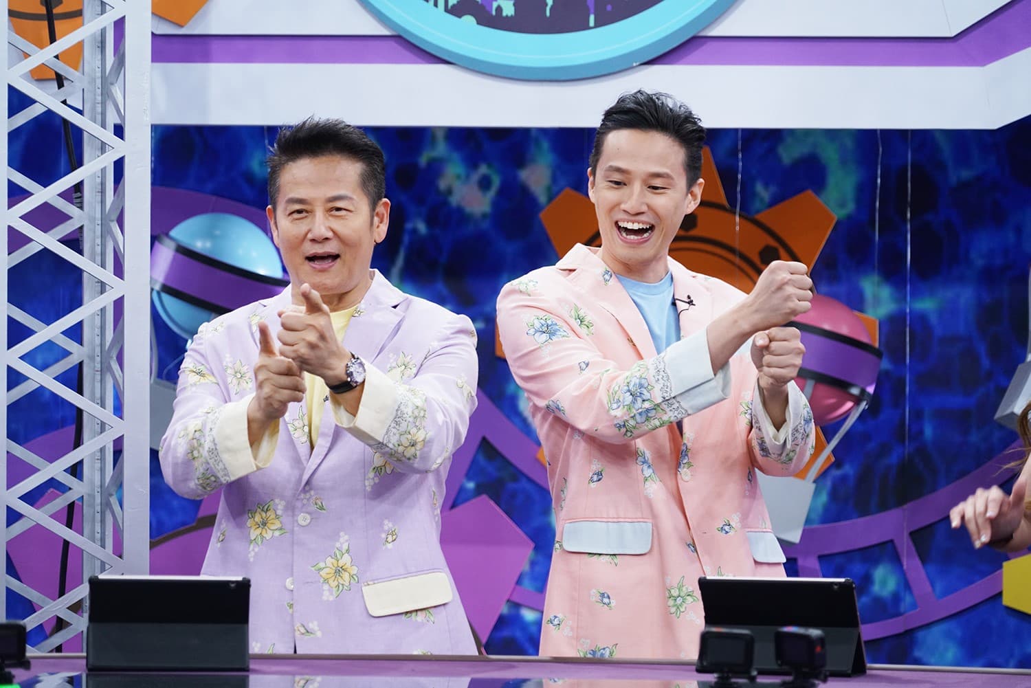 徐乃麟自曝兒子徐新洋(右)曾有過當DJ夢。(狼谷育樂台提供)