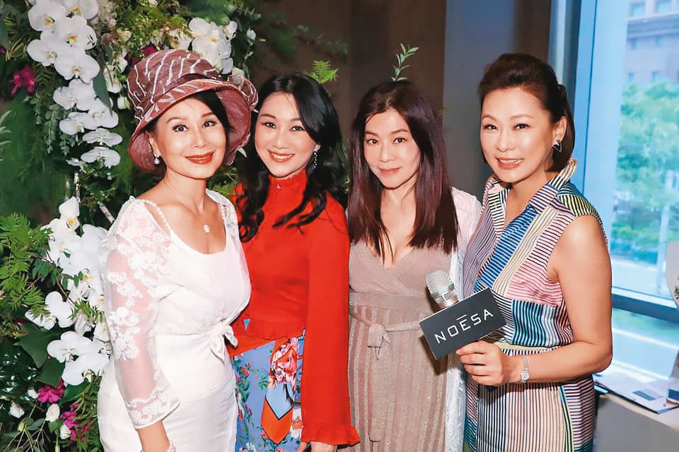 王應傑替愛人抱屈,認為外界多以名媛稱呼胡寶莉(左二),卻忽略她也是白手起家的女商人。(翻攝胡寶莉臉書)