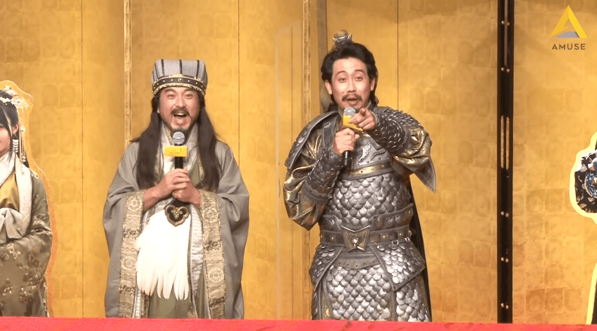 因記者會現場只有兩名演員,大泉洋(右)現場要求記者不准中途離場,還抓包有攝影晚開機。(翻攝自AMUSE YouTube頻道)