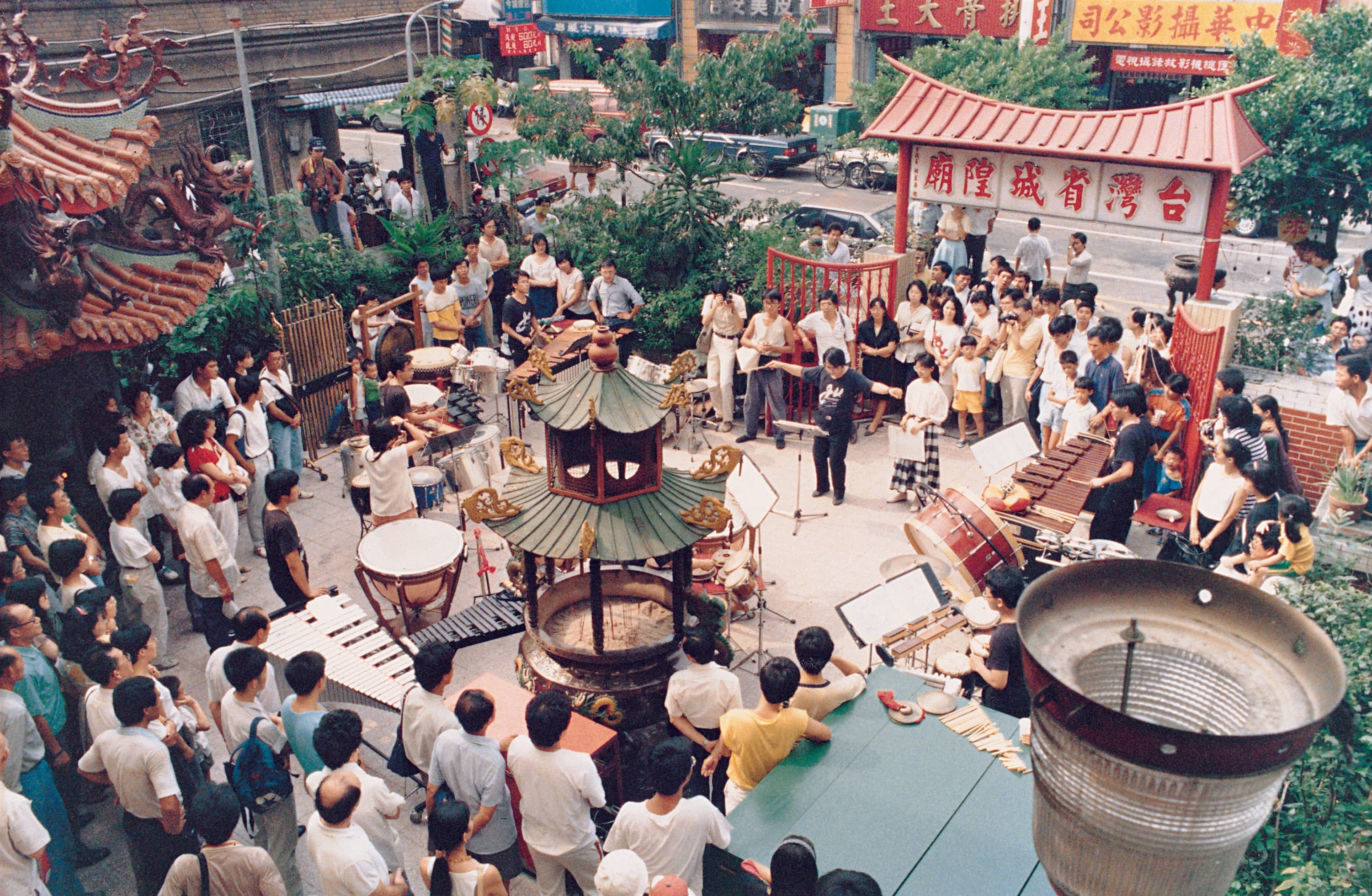 1987年時暫時離開舞臺計畫,於臺北霞海城隍廟進行戶外公演,讓打擊樂更平易近人的接觸大眾。