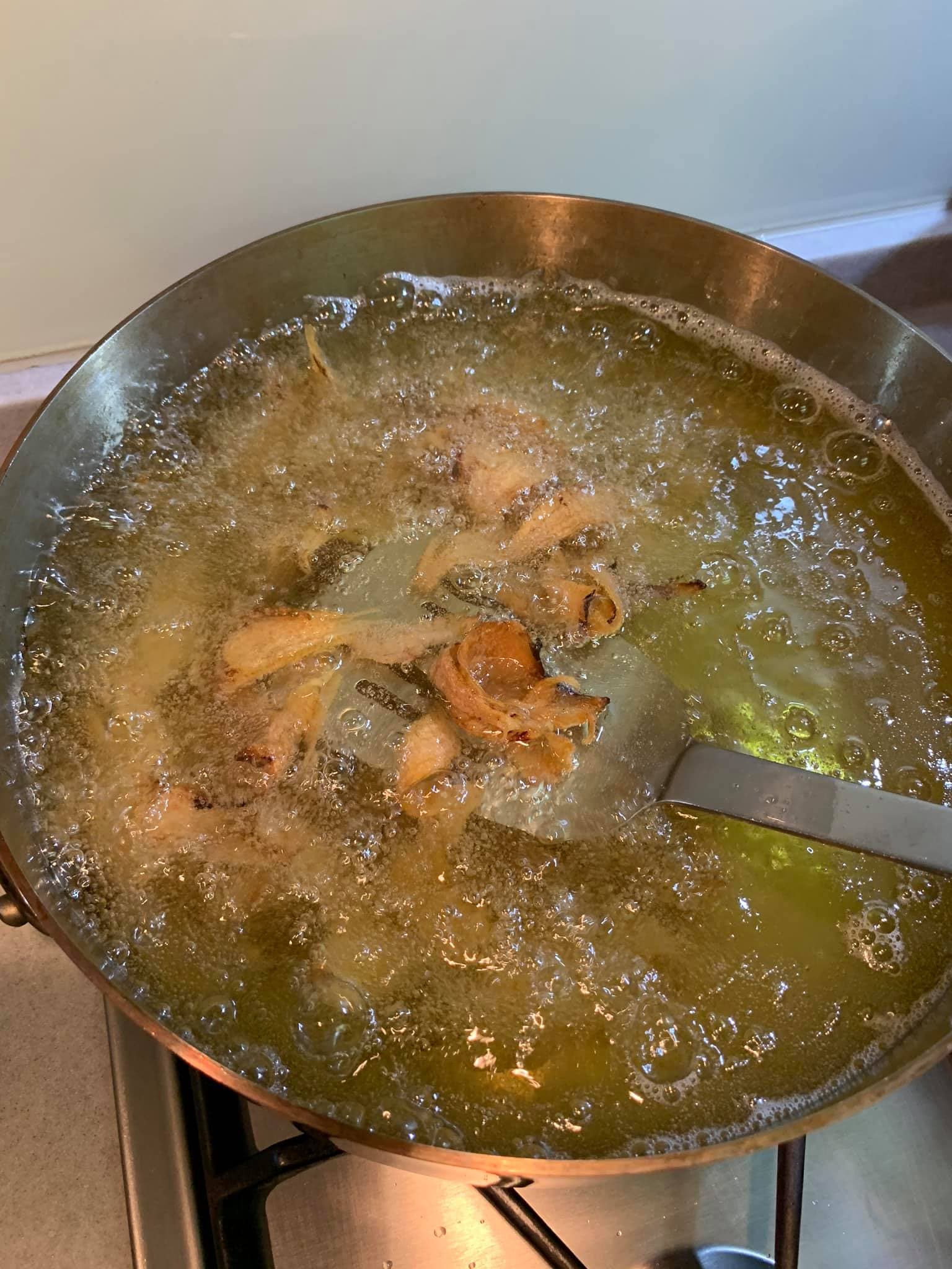 扁魚下鍋油炸。