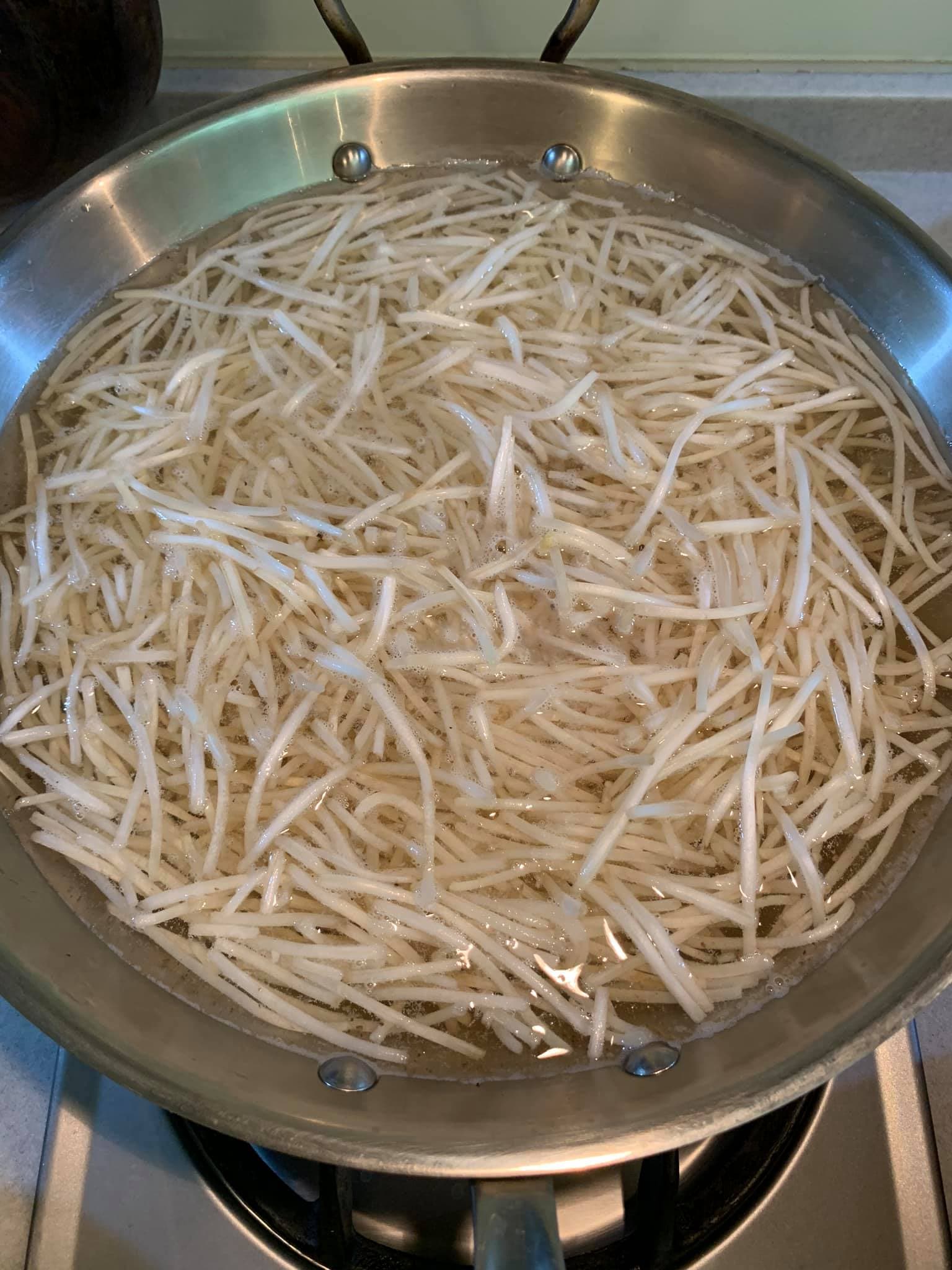 清水加鹽,汆燙銀芽。