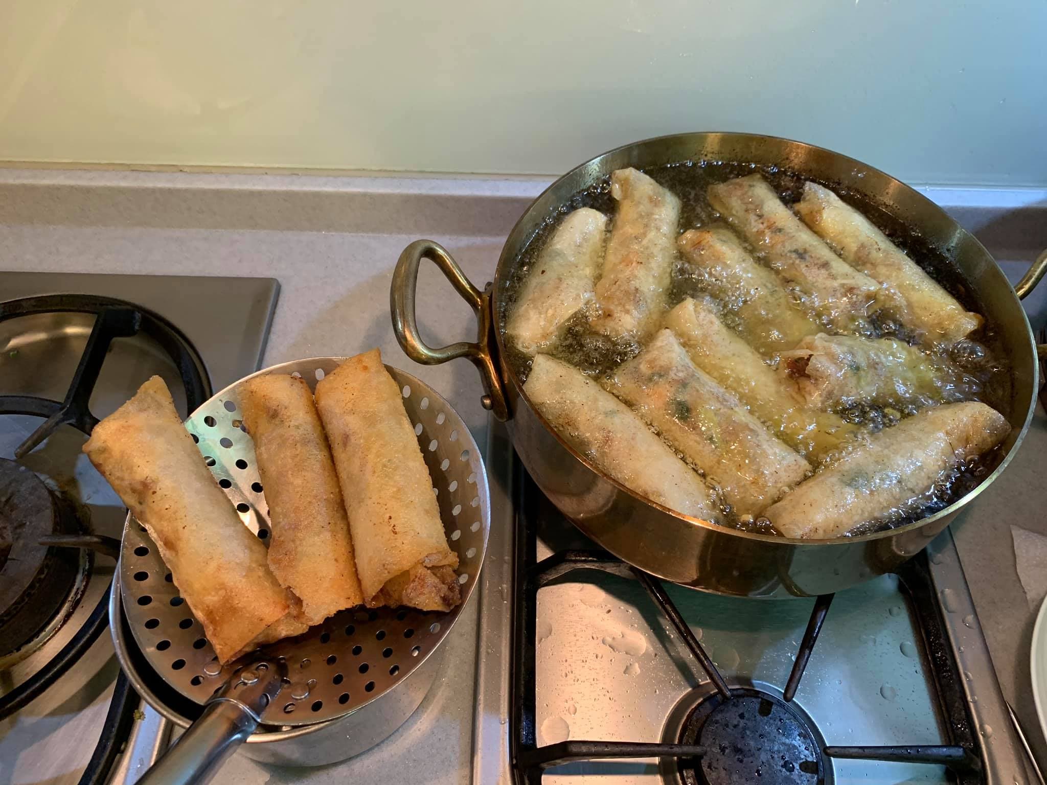 炸好的春捲放旁邊瀝油。
