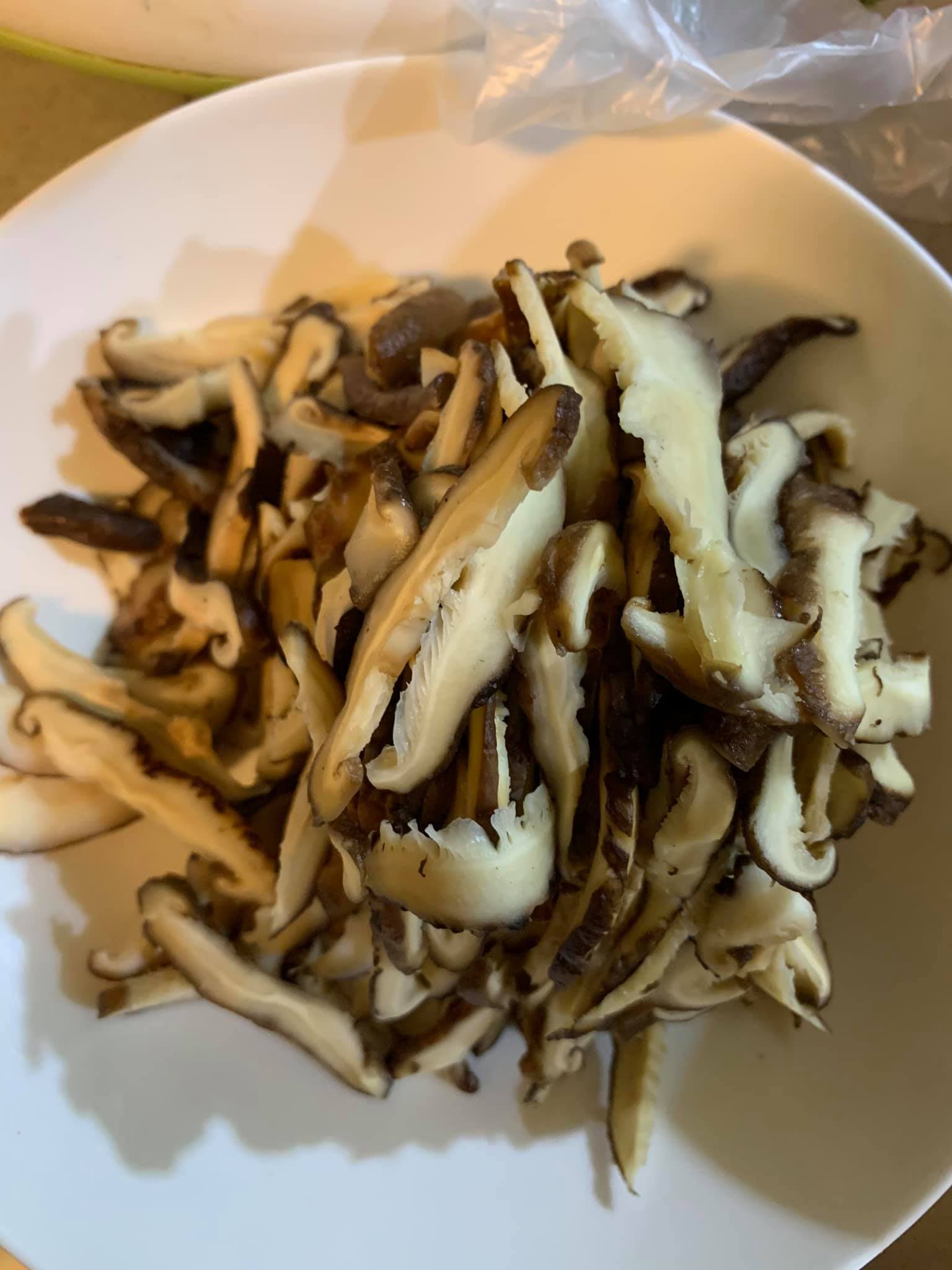 切成香菇絲。