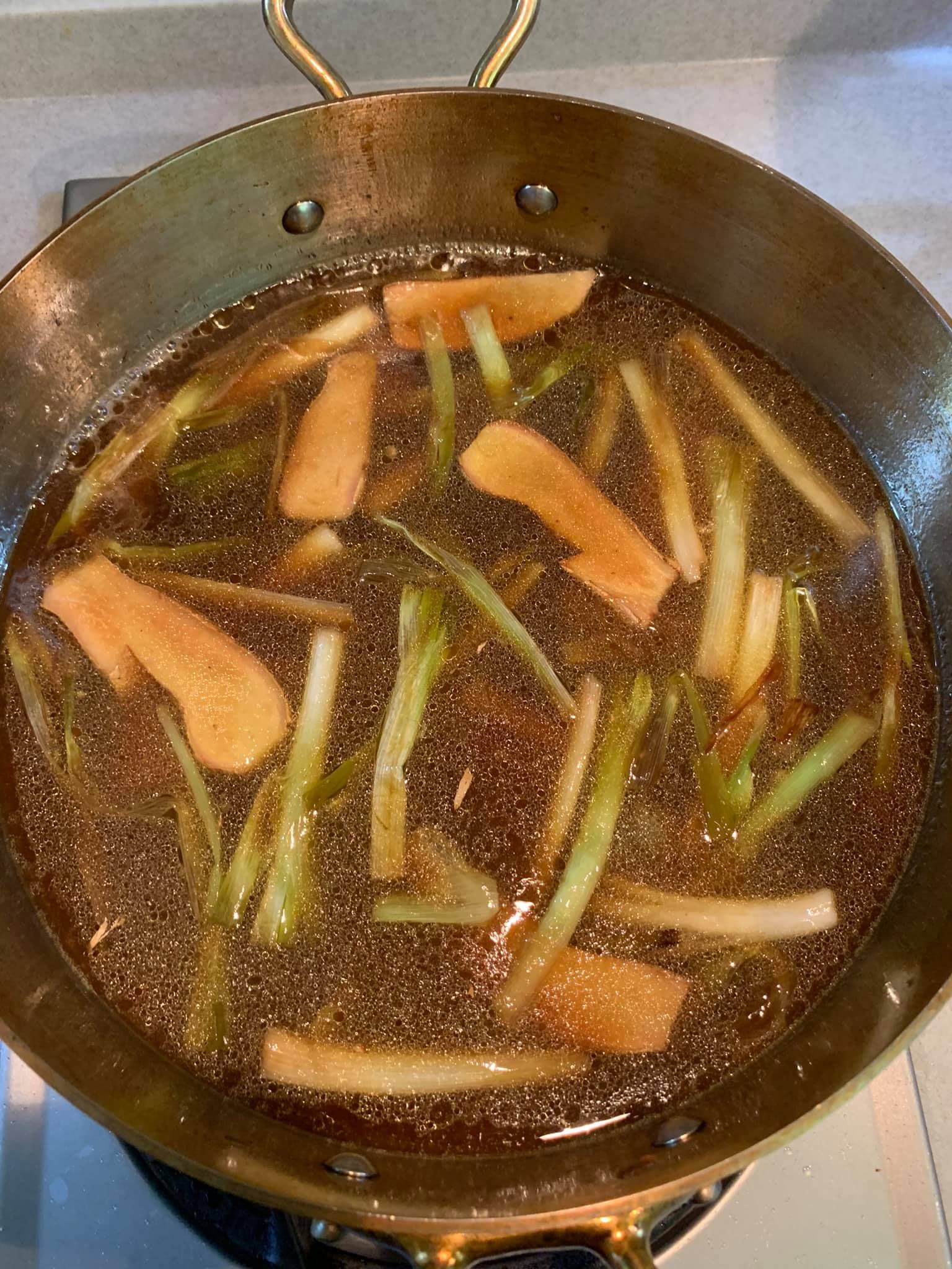 放入醋及剛留下的醬汁,煮開。