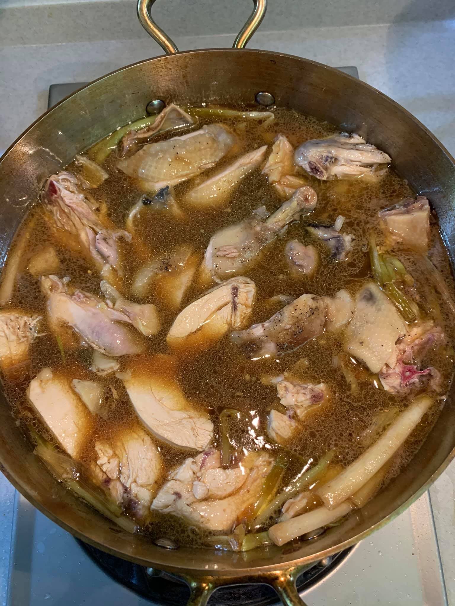 將雞塊倒入浸泡。