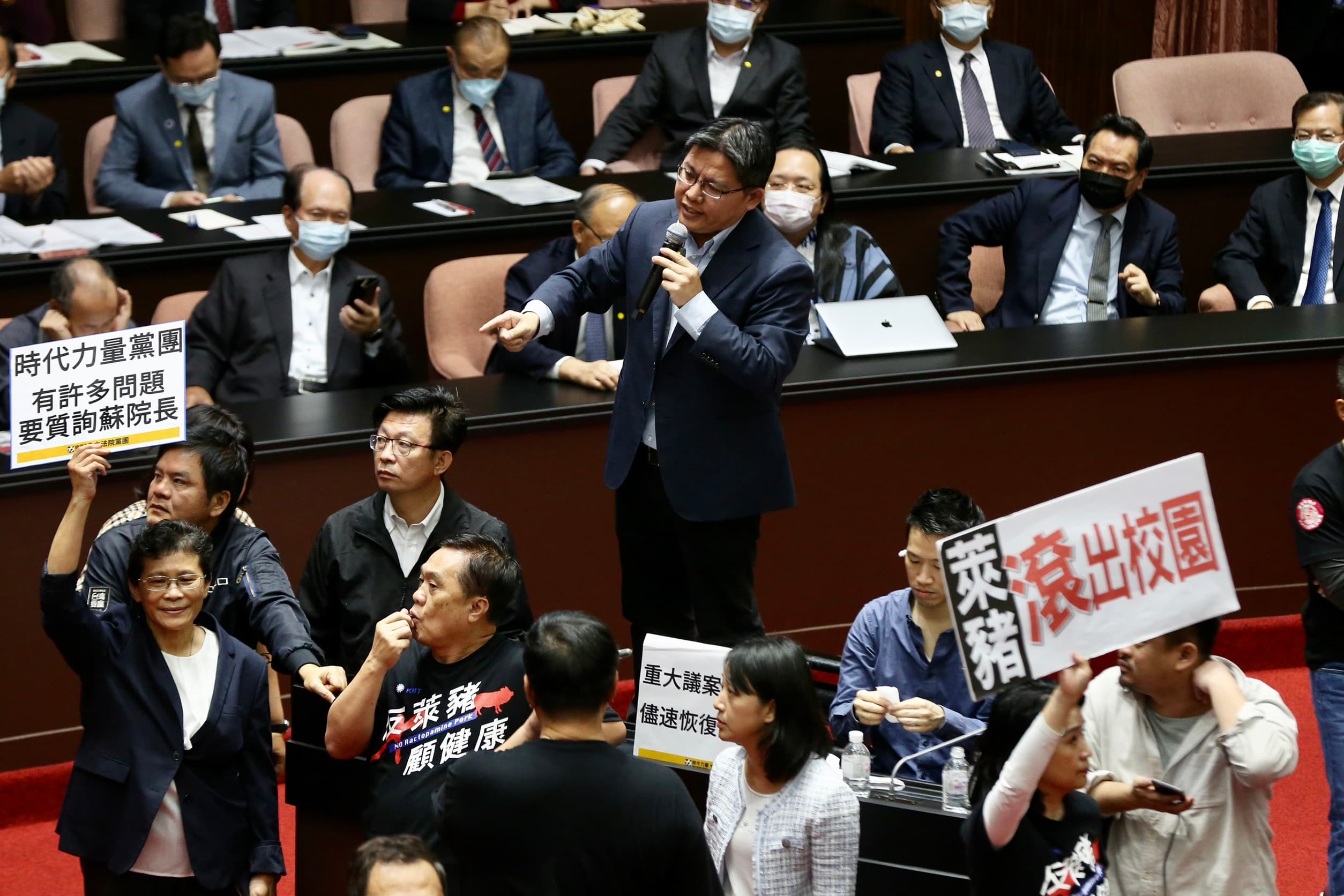 邱顯智上台質詢卻遭國民黨立委干擾,無奈只能在混亂中質詢。