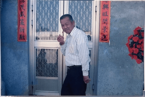 林復準個性爽朗,笑起來像個親切的鄰家爺爺,一身黝黑膚色是他年輕時在戶外蓋廟留下的印記。(林復準提供)