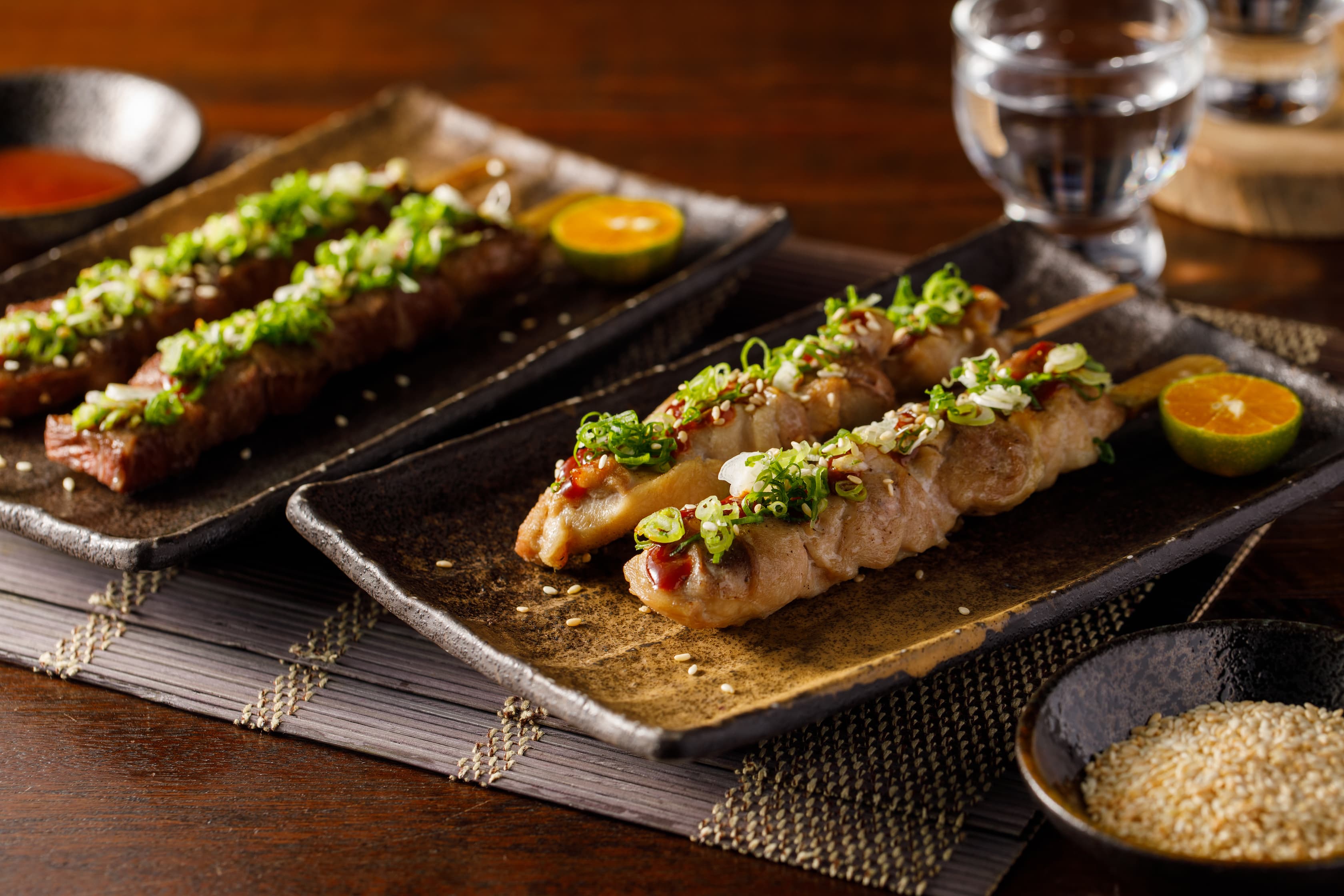 「味噌牛肉串」(左,390元/2串)、「味噌雞胸肉串」(右,160元/2串)醬料是紅白味噌加上高粱煉成,深度飽滿。