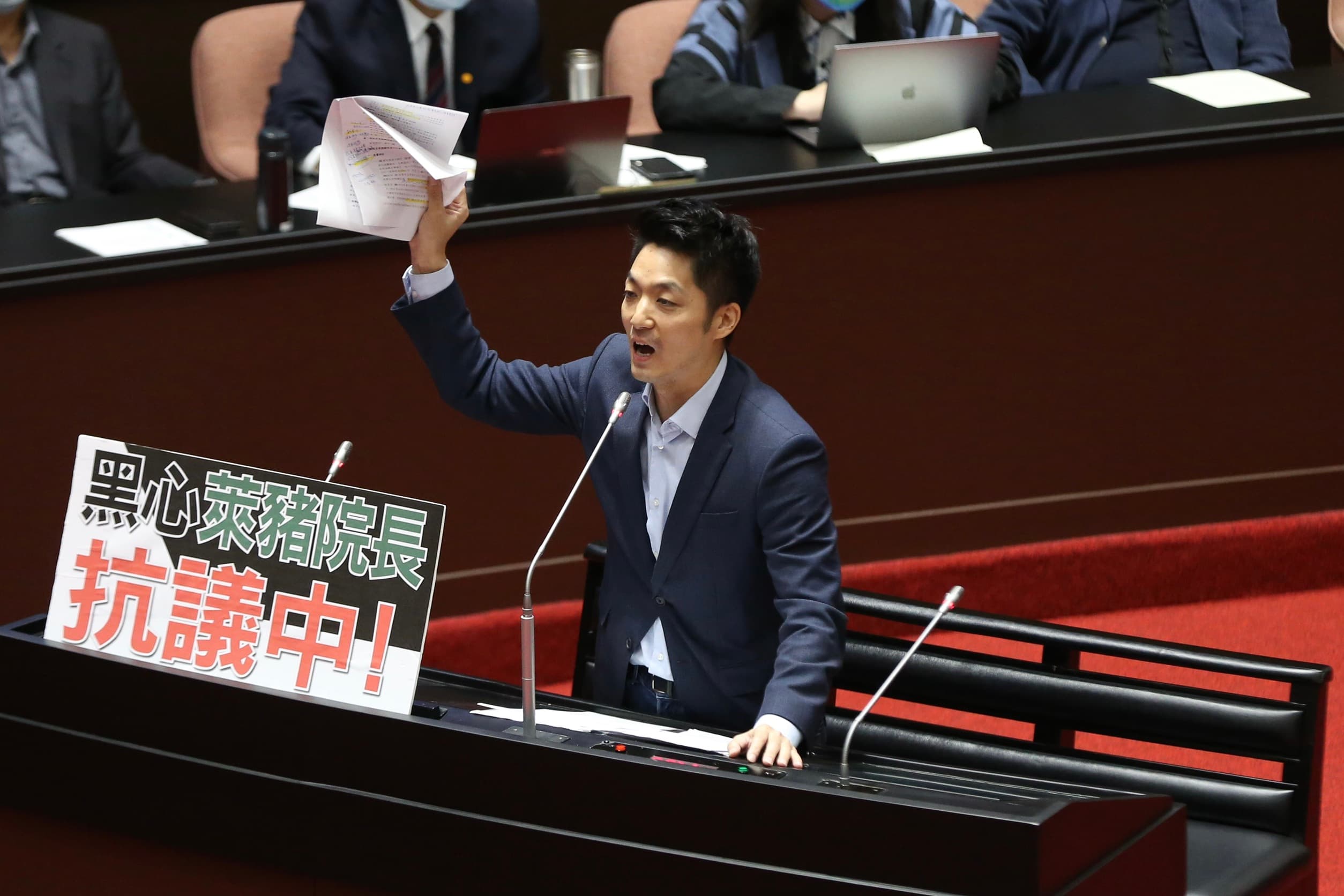 蔣萬安多次發飆要蘇貞昌不要反質詢、不要迴避問題。
