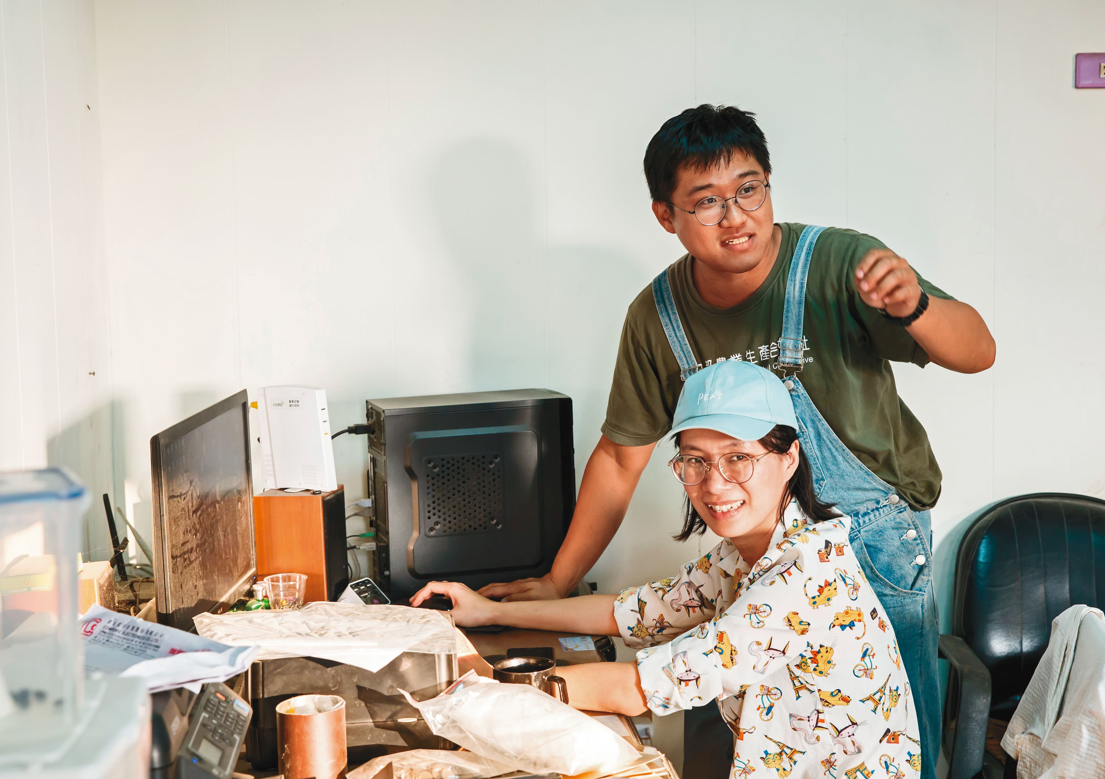 馬聿安(後)曾於2012年發表「Farmer Wants a Wife」談農村人口結構。他今年11月結婚,新婚妻(前)因買麵粉與他結緣,他笑說8年後終於脫單。