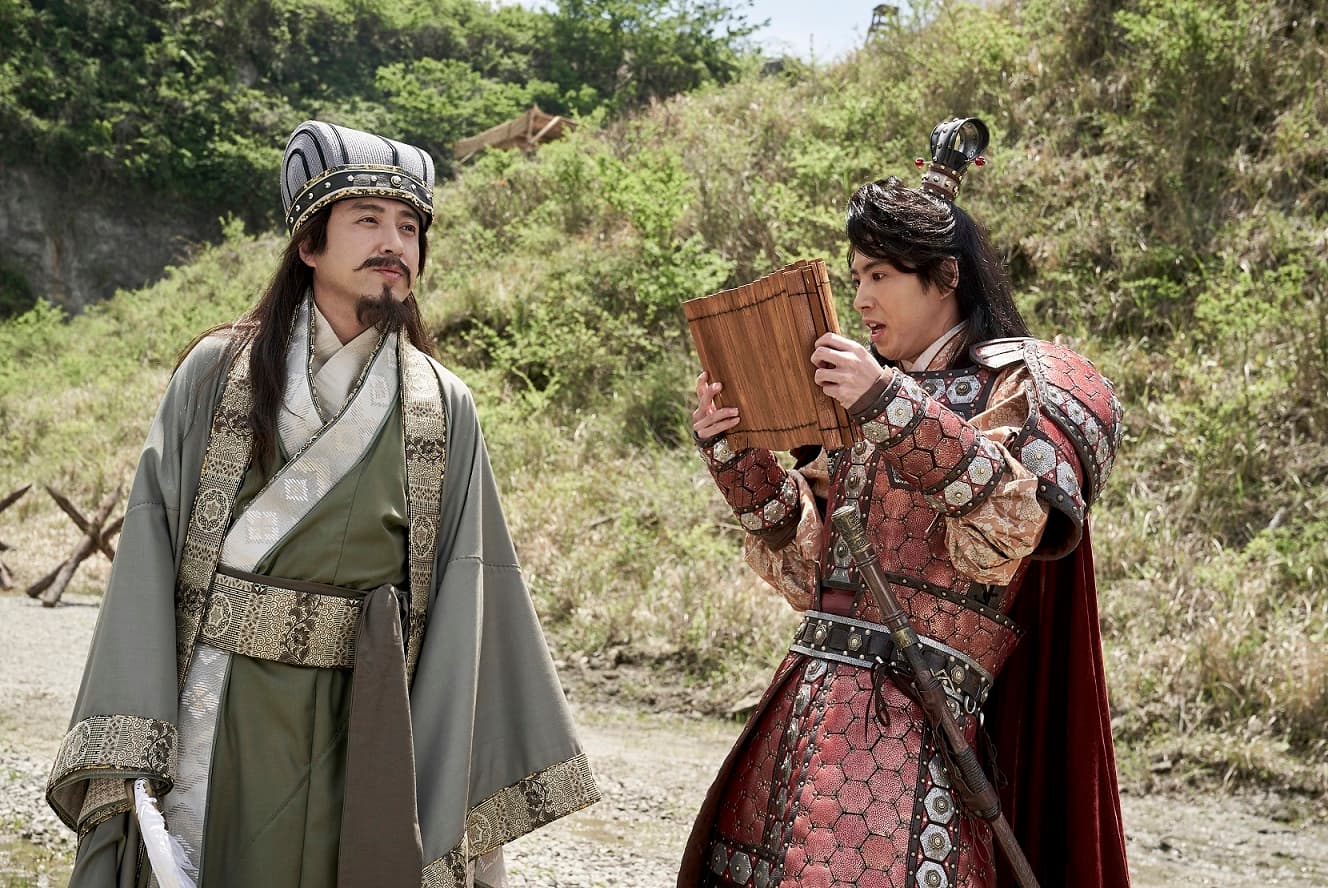 室剛(左)在片中飾演孔明,賀來賢人則是周瑜,兩人下周四都將以連線方式現身世界首映。(車庫娛樂提供)