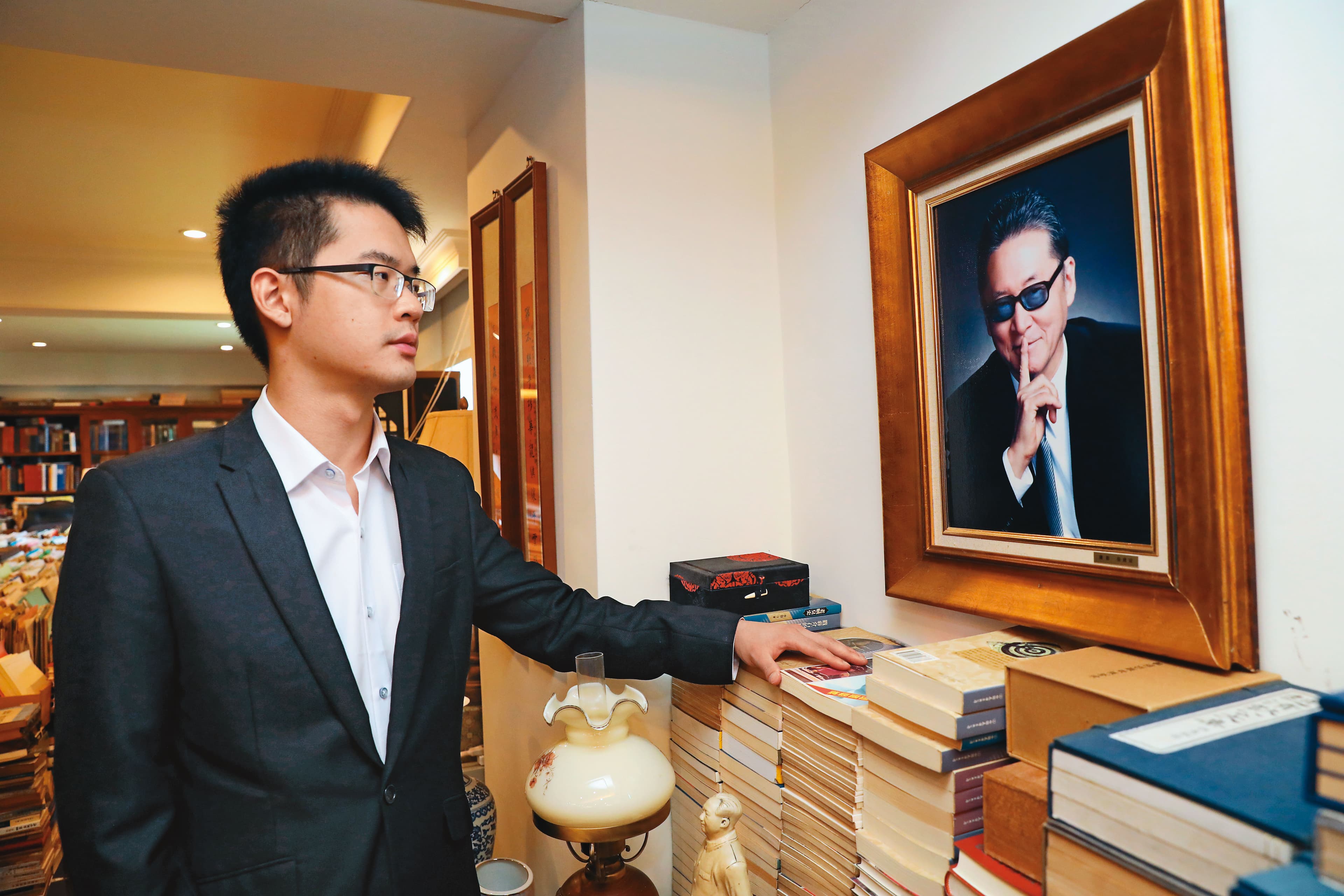 我們請李戡模仿照片上李敖的動作,他拒絕,說在父親面前要態度正經,不能嘻笑。