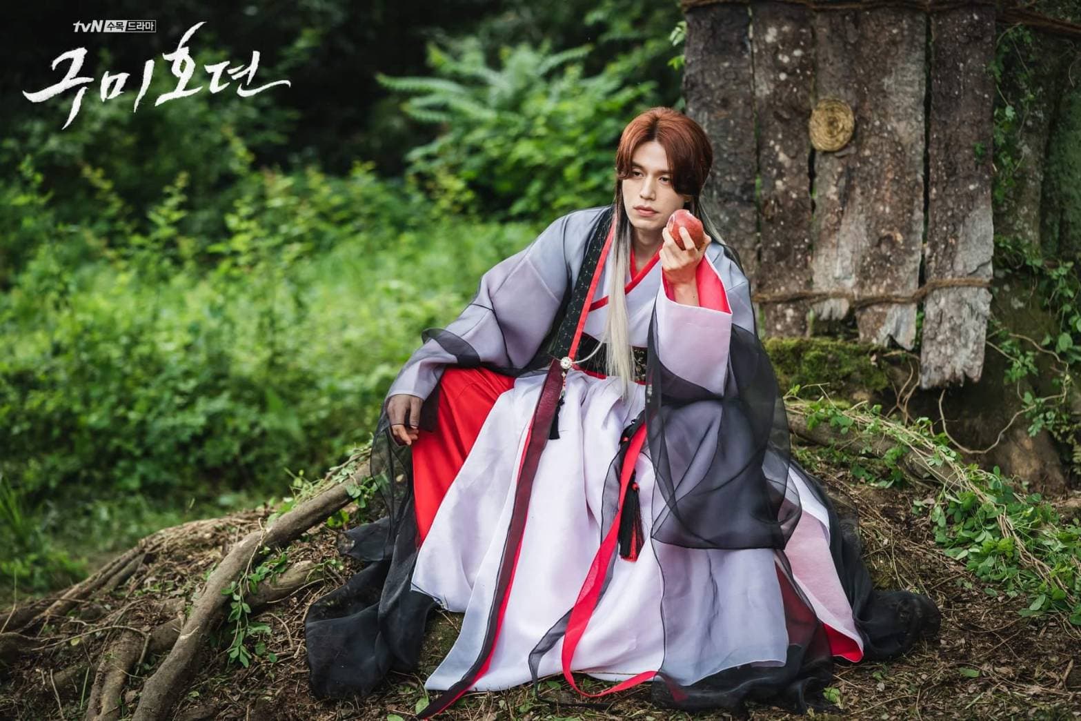 上千歲的九尾狐「李硯」,曾是治理山林的山神,李棟旭卻想問他:「什麼時候讓你覺得孤獨呢?」(翻攝tvN FB)
