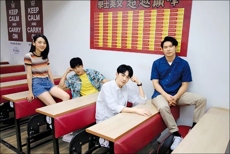 李友廷(右二)的單曲〈誰〉MV,邀來曾敬驊(左二)、姚淳耀(右)、李沐(左)跨刀演出補習班之戀。(華研國際提供)