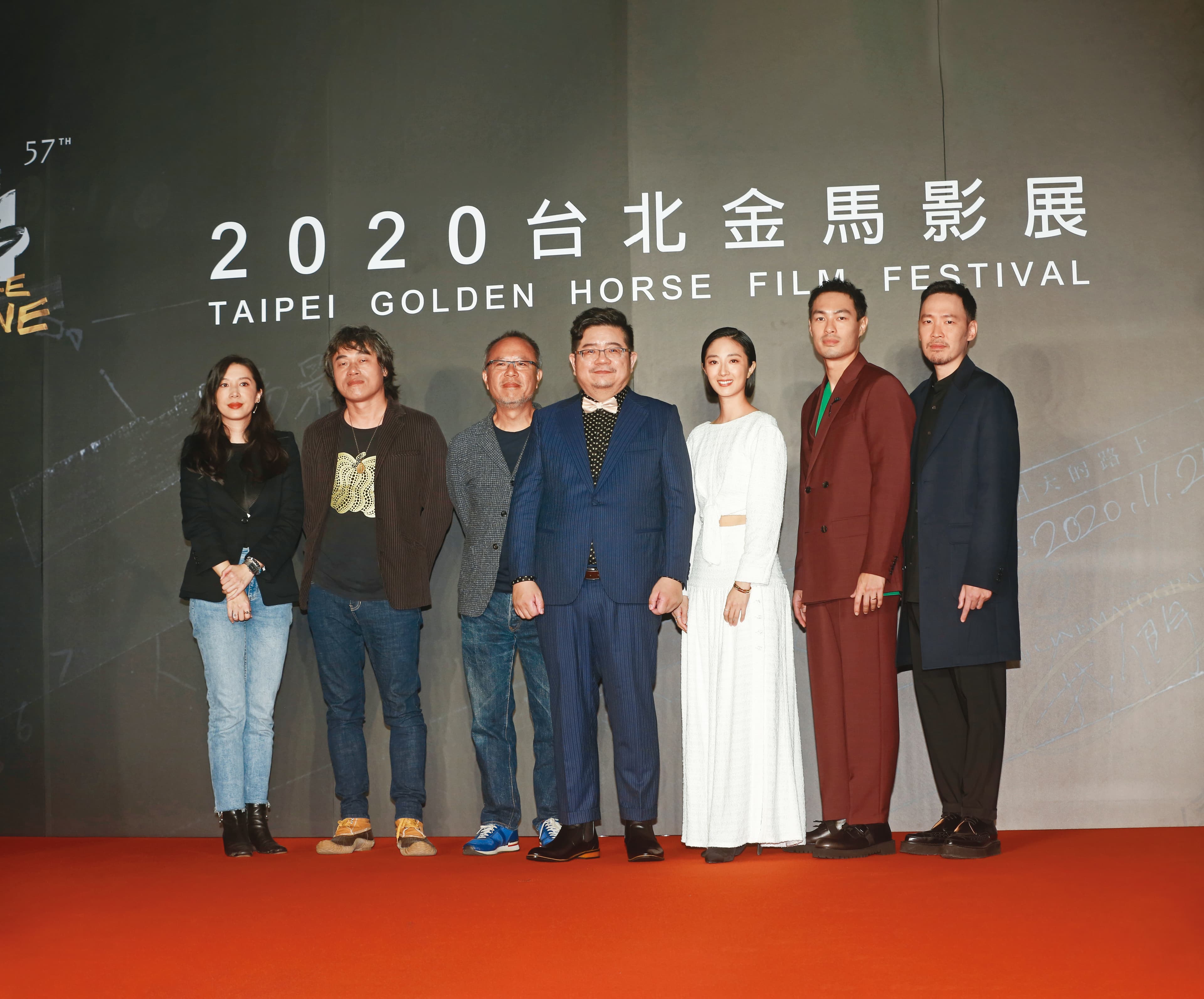 演員張少懷(右起)、楊祐寧和桂綸鎂,偕同導演張耀升、監製鍾孟宏、美術指導趙思豪與造型設計許力文出席金馬影展開幕放映。