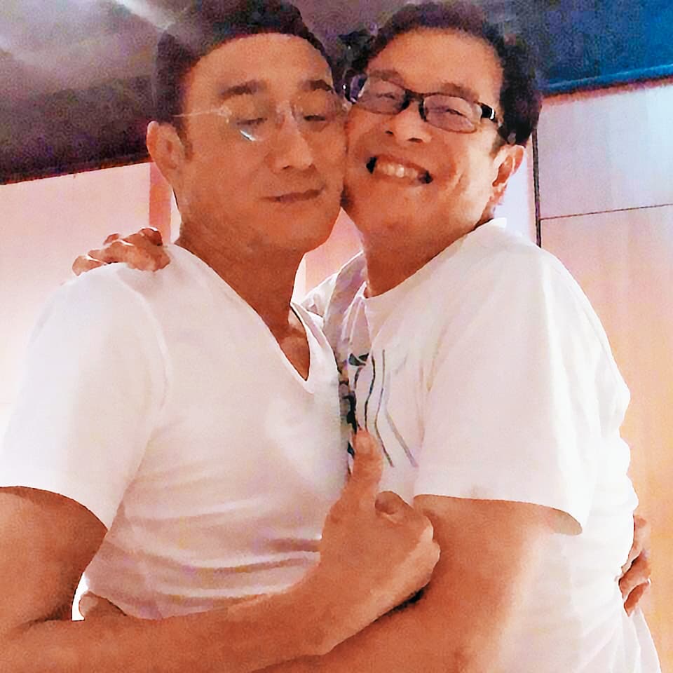游迺文(右)交友廣闊,曾與香港影帝梁家輝(左)貼臉合影。(翻攝游迺文臉書)