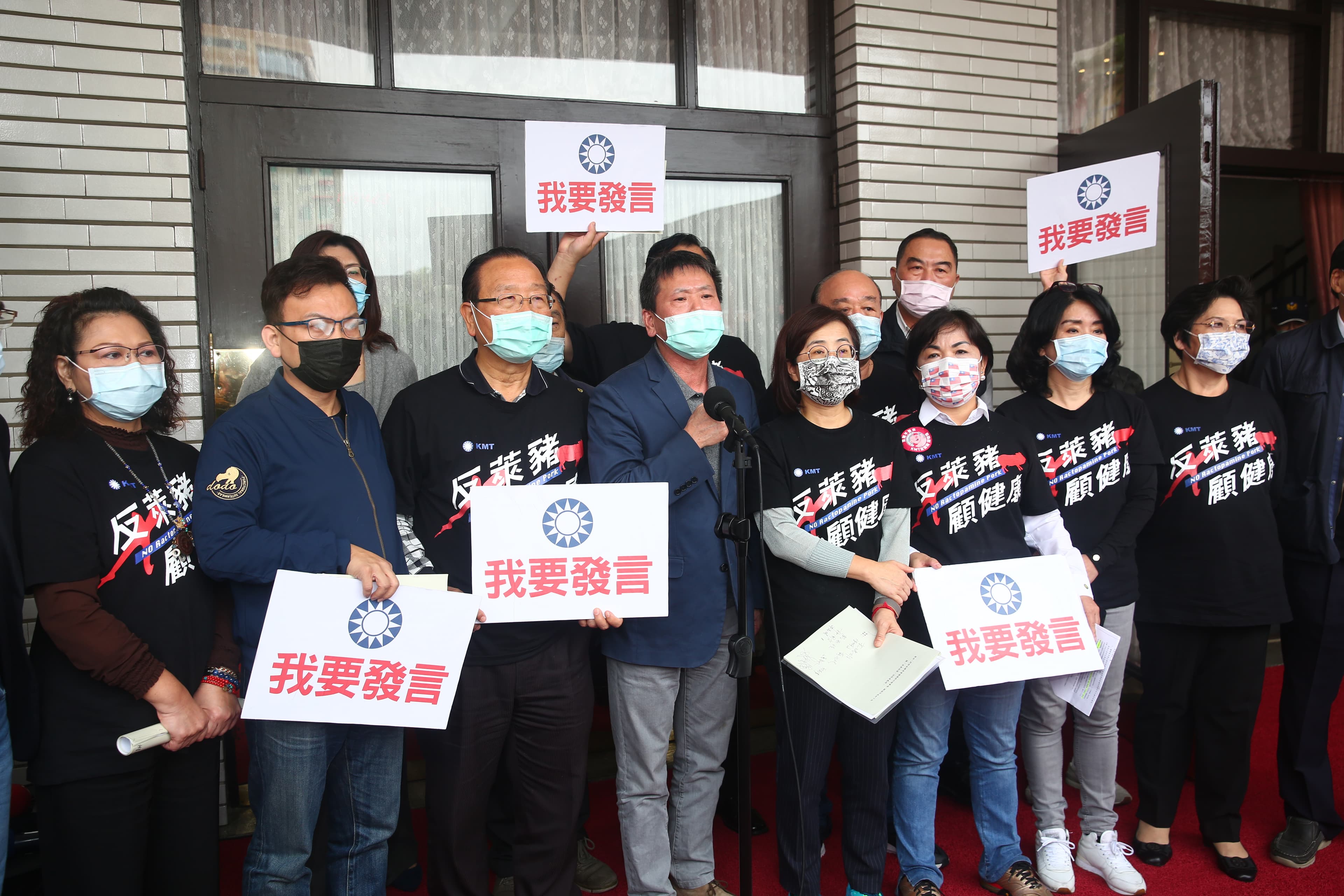 朝野協商破裂後,國民黨立委在議場前開記者會。