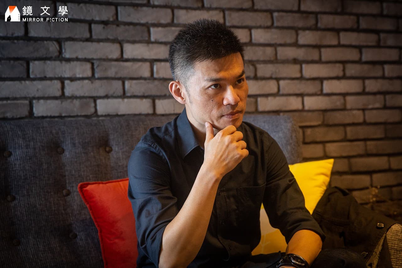 「我不在乎別人怎麼定義我,因此沒有殷切的需求寫一個東西獲得肯定。」臥斧寫東西完全是為了自己,極有規律,他說辛苦工作就是為了有寫作的餘裕,若不寫就失去了生活的意義。(鏡文學提供)