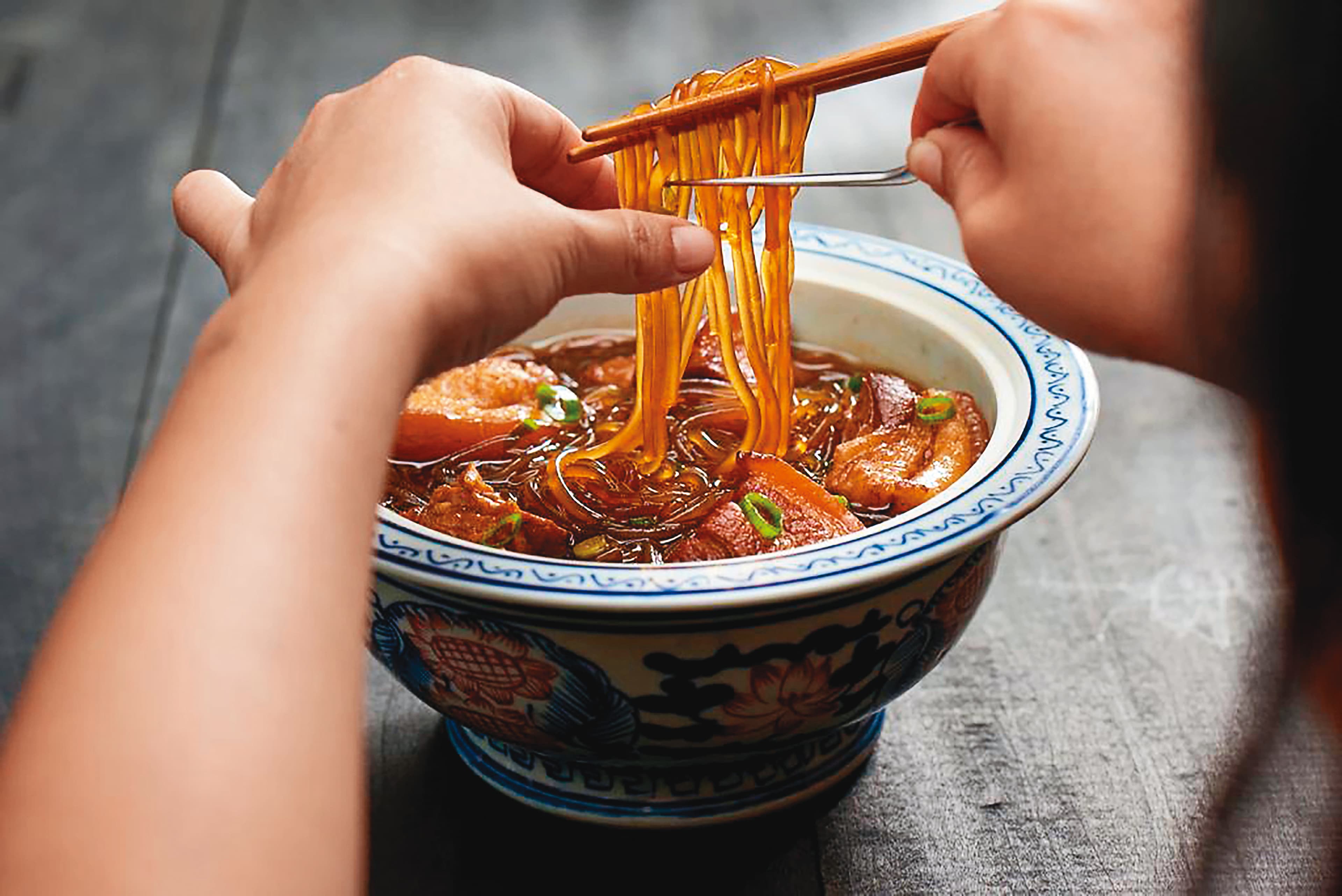 李宛蓉擅用各式道具,讓所有入鏡的食物更臻完美。(李宛蓉提供)