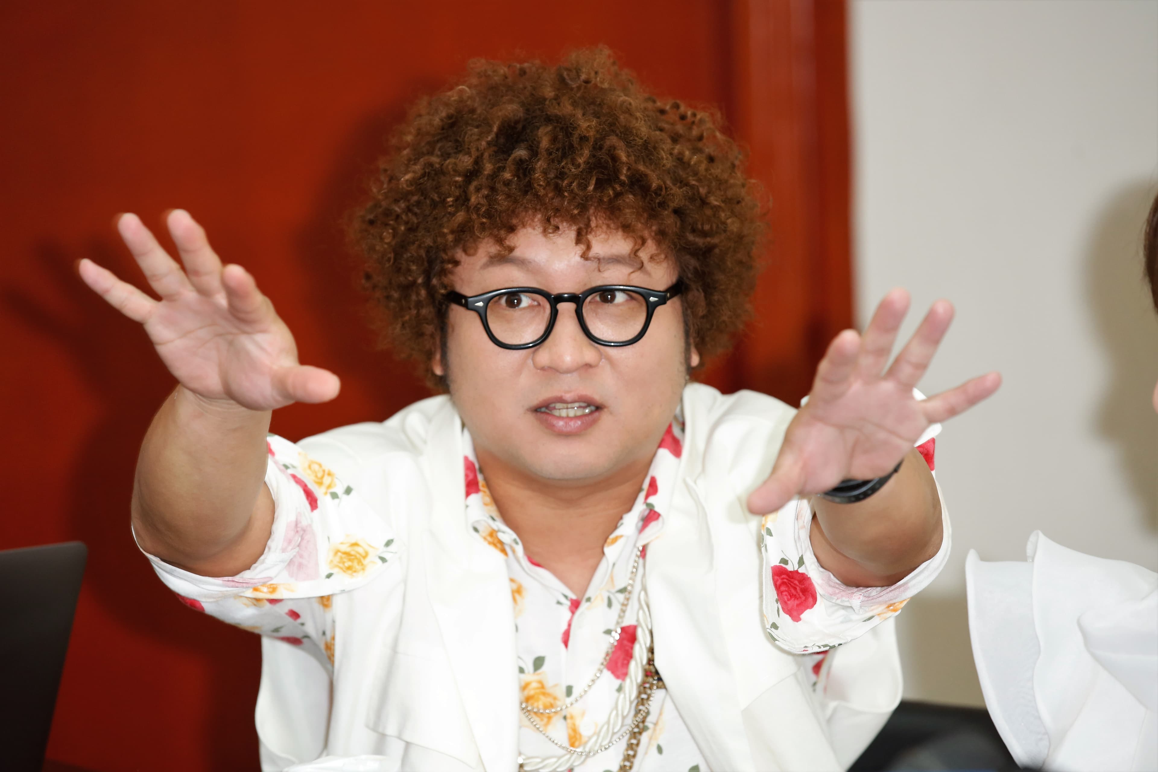 納豆奪下金馬獎最佳男配角後主持費不喊漲,並透露打算先買房再娶女友依依進門。