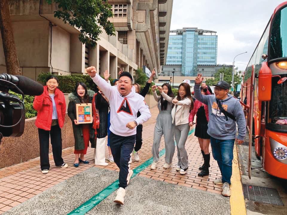 董至成開心接主持捧,但卻意外成了導遊,讓他傻眼。(翻攝自神彩藝藝新媒體有限公司臉書)