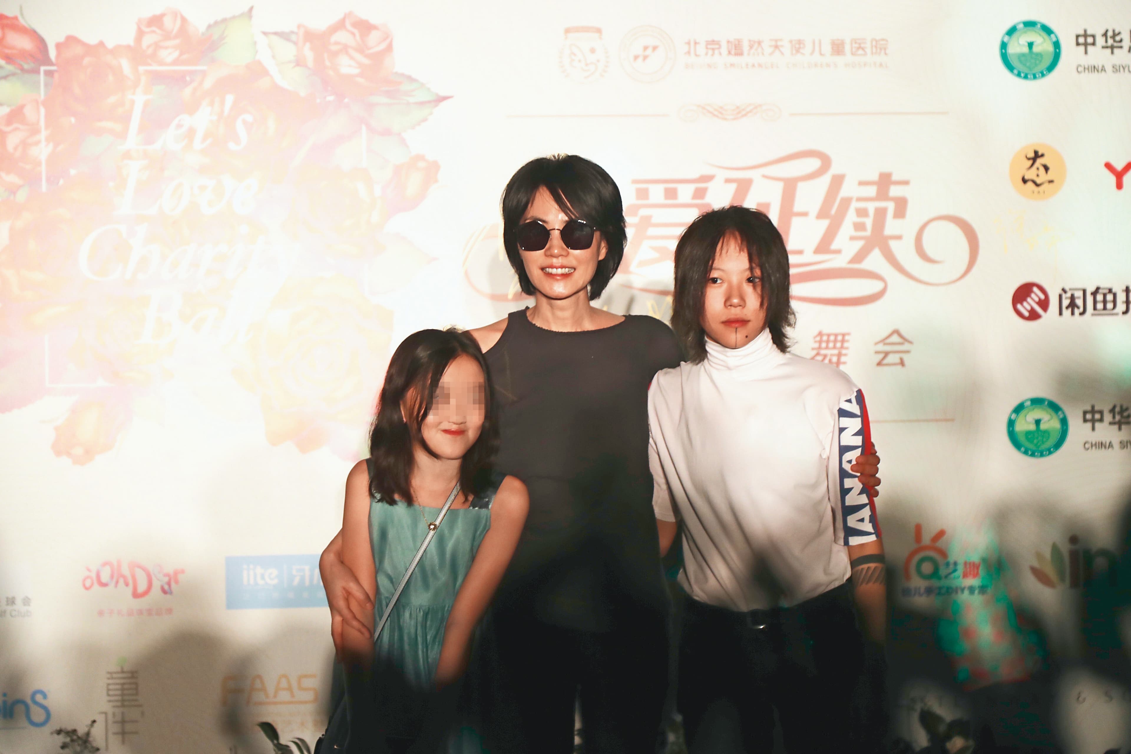 王菲(中)的女兒竇靖童(右)與李嫣(左)都長大了,目前的她恣意地享受人生。(東方IC)