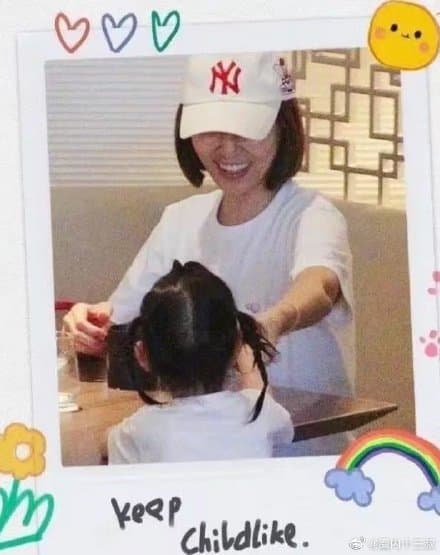 林心如非常疼愛女兒小海豚。(翻攝自微博)