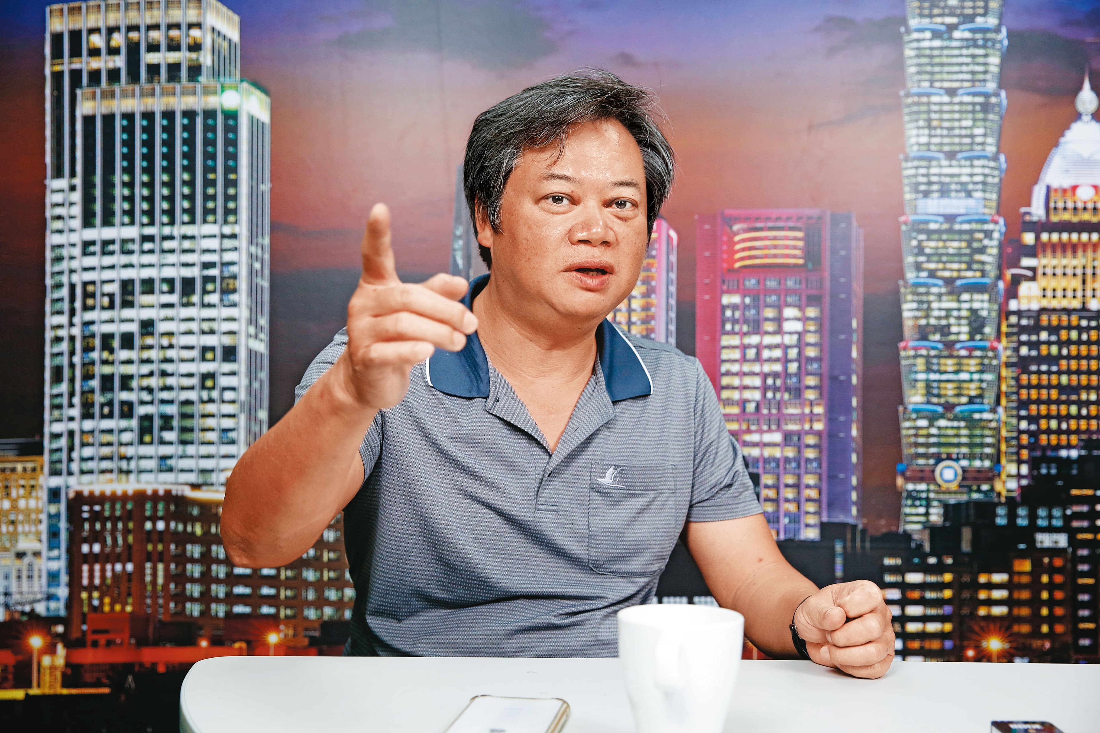 「不敗教主」陳重銘表示,股市進入高檔,就利用定期定額方式分散投資風險。