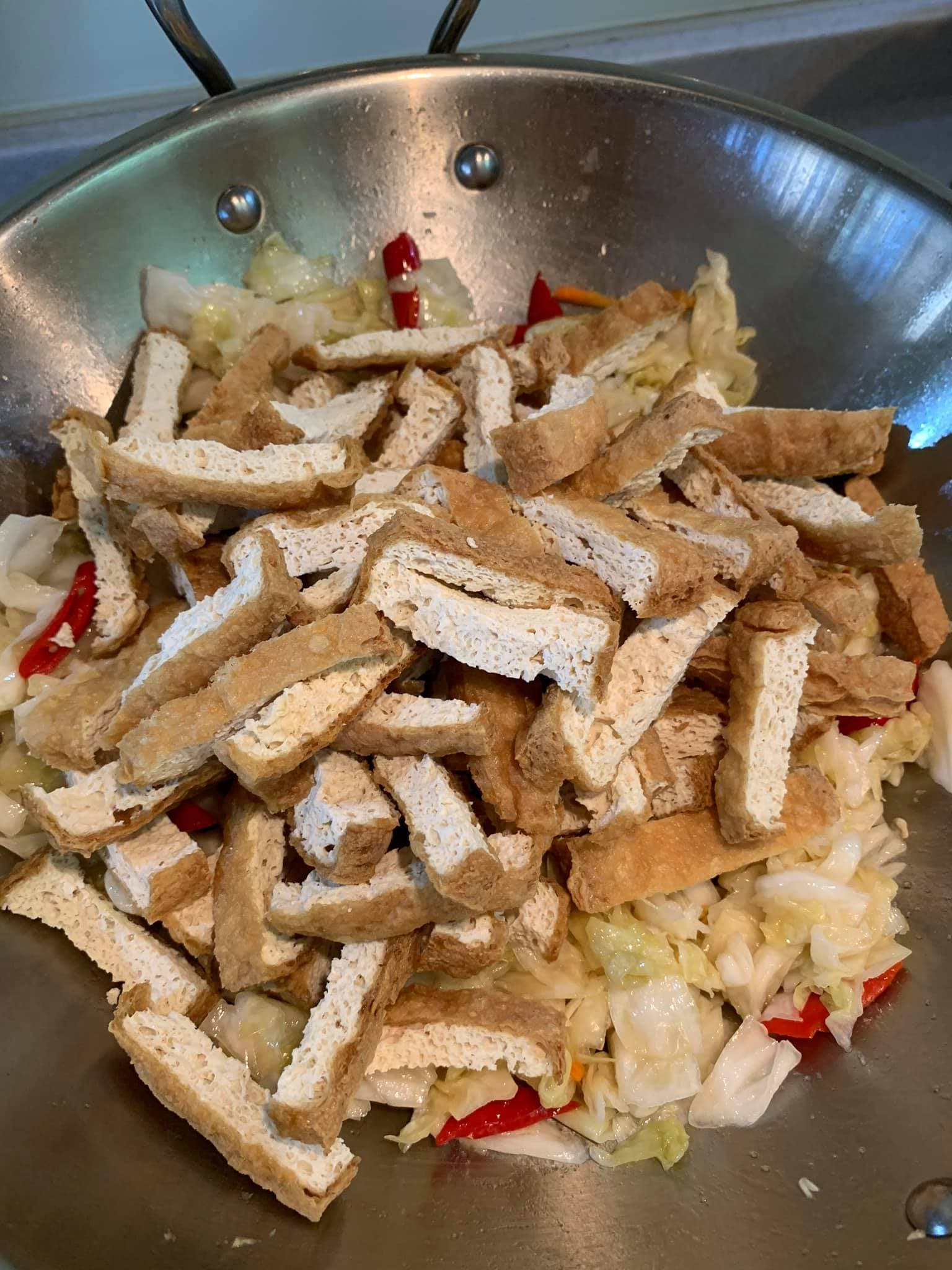 再下臭豆腐,讓豆腐與泡菜燴為一盤。