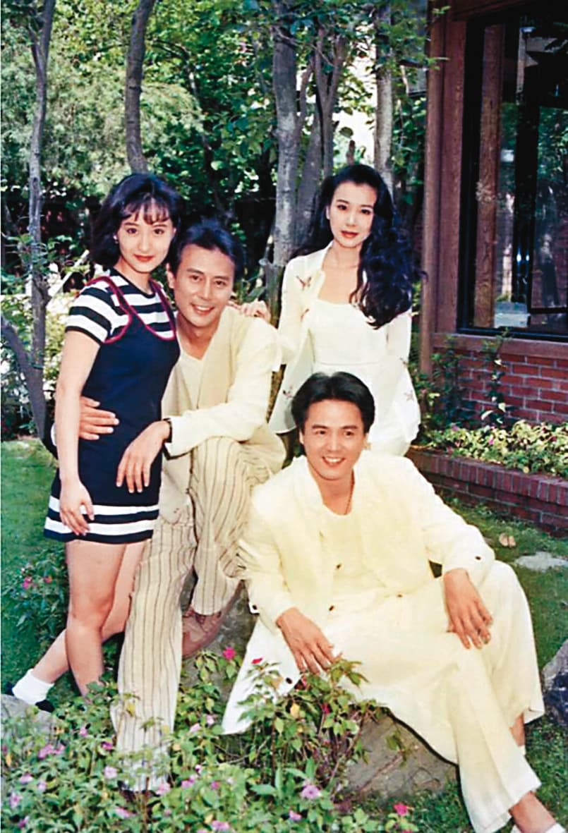 陳德容(後排左起)曾演出多部瓊瑤電視劇,與劉德凱、蕭薔等人演出的《一簾幽夢》大受歡迎。前為林瑞陽。(翻攝自陳德容臉書)