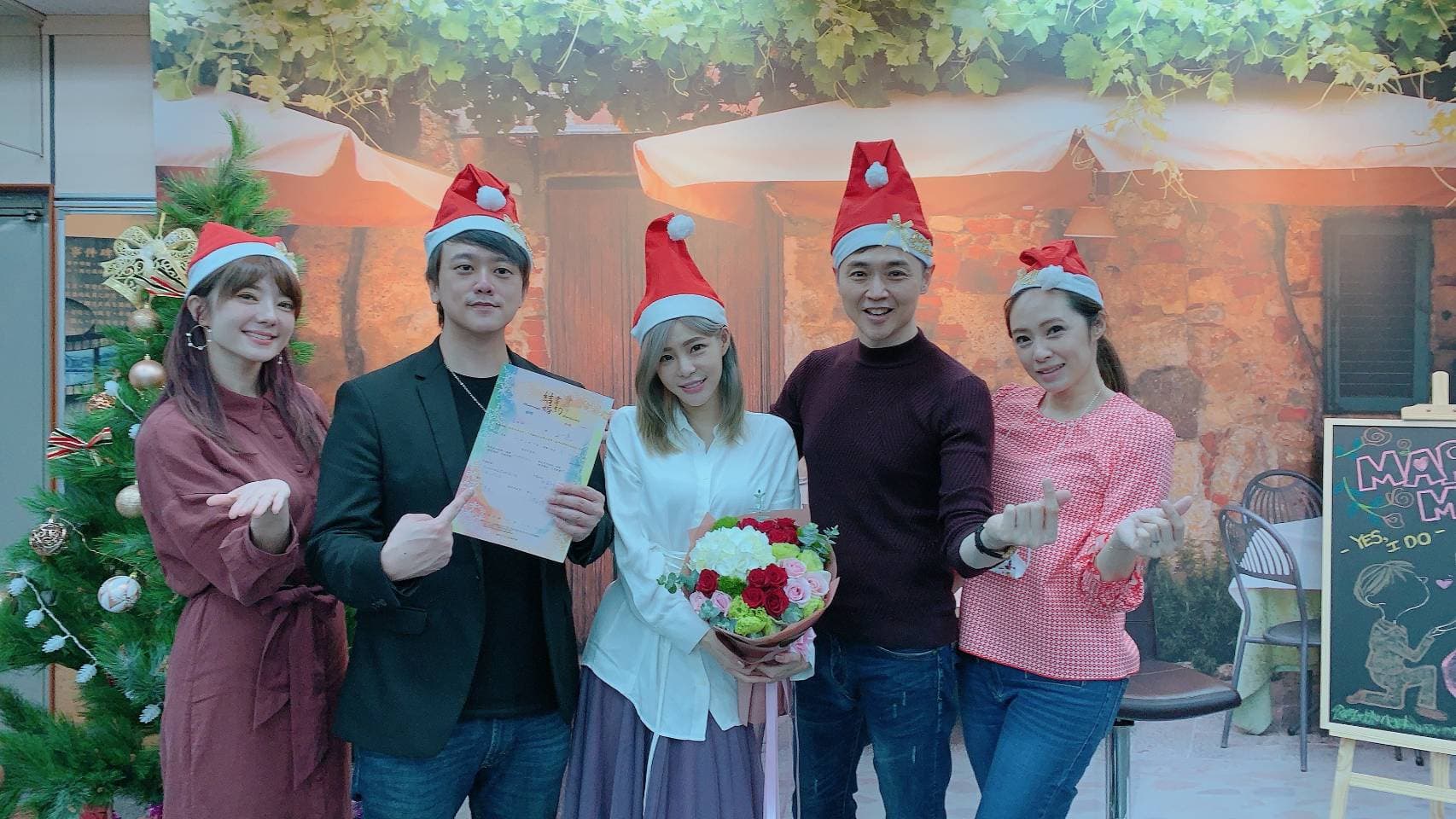 宋達民牧師洪百榕師母擔任孟慶而證婚人,在親友見證下完成結婚登記。(孟慶而提供)