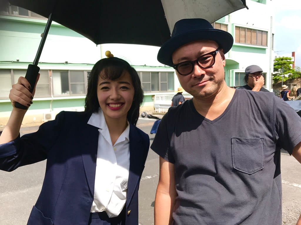內田英治(右)執導《AV帝王》時透過海選找到女主角森田望智。(翻攝自內田英治推特)